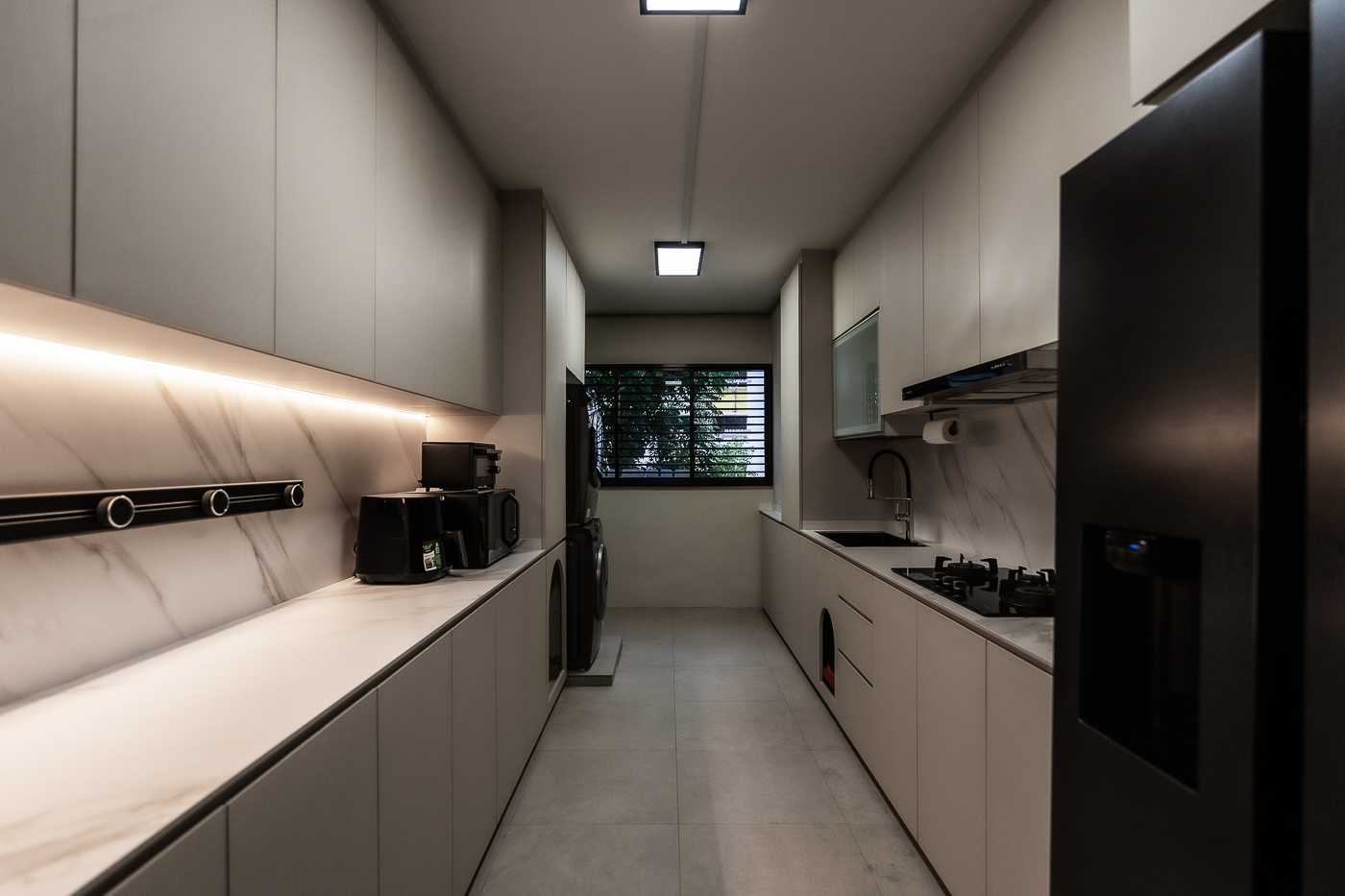 Modern Kitchen with Homogeneous Tiles and Kitchen Window
