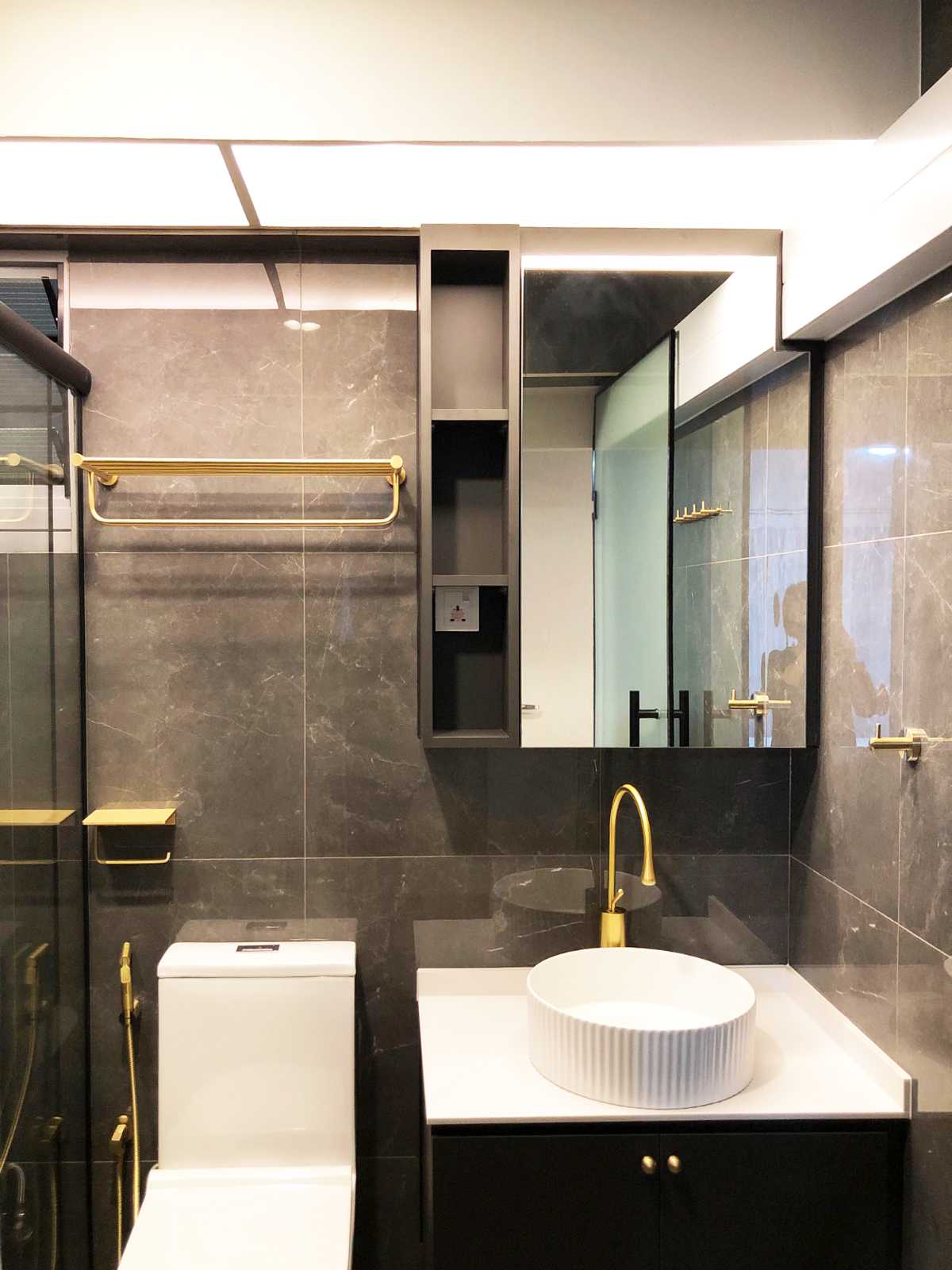 Scandinavian Bathroom with Vinyl Flooring and Mirror
