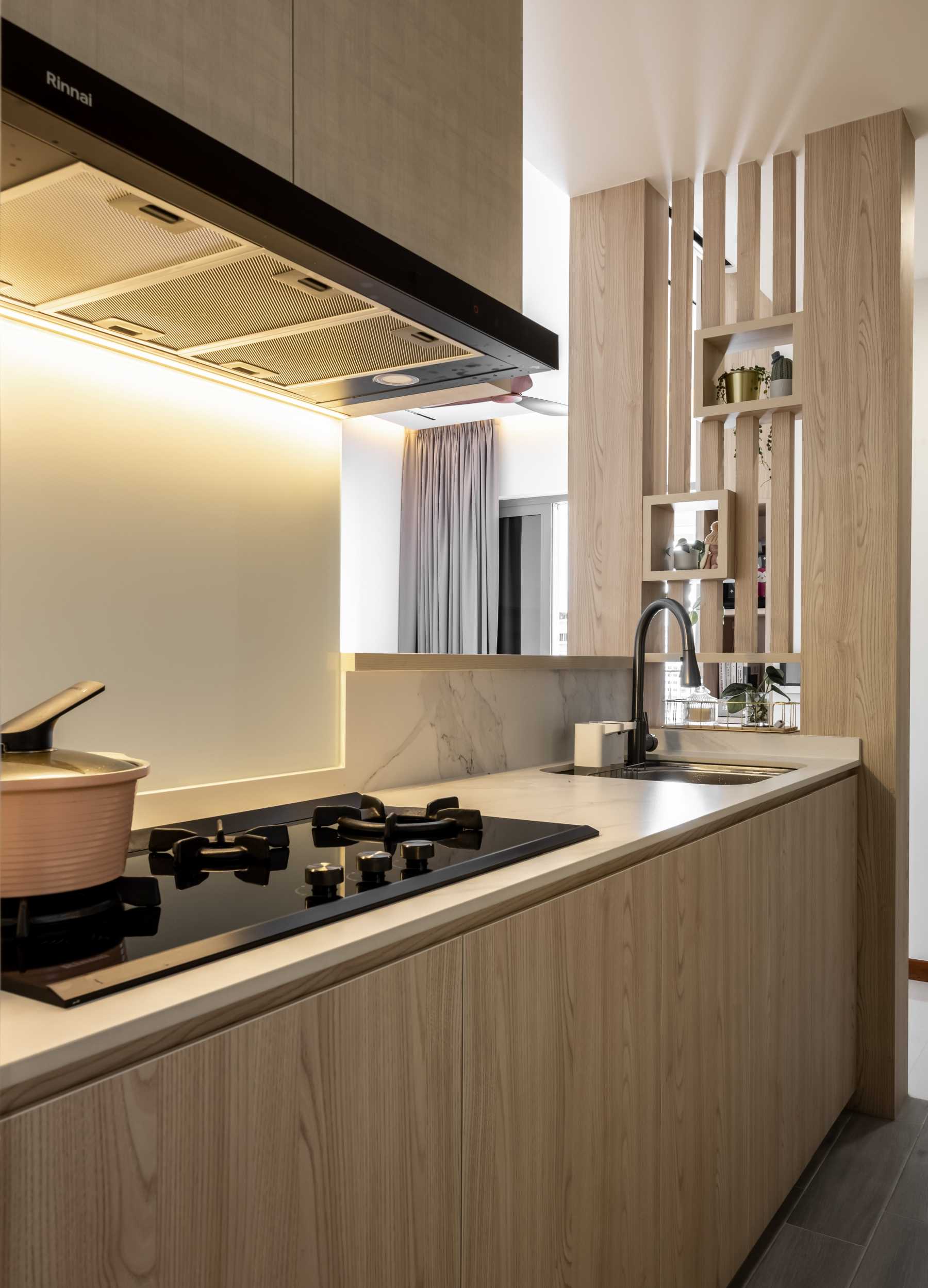 Contemporary Kitchen with Countertop and Breakfast Counter