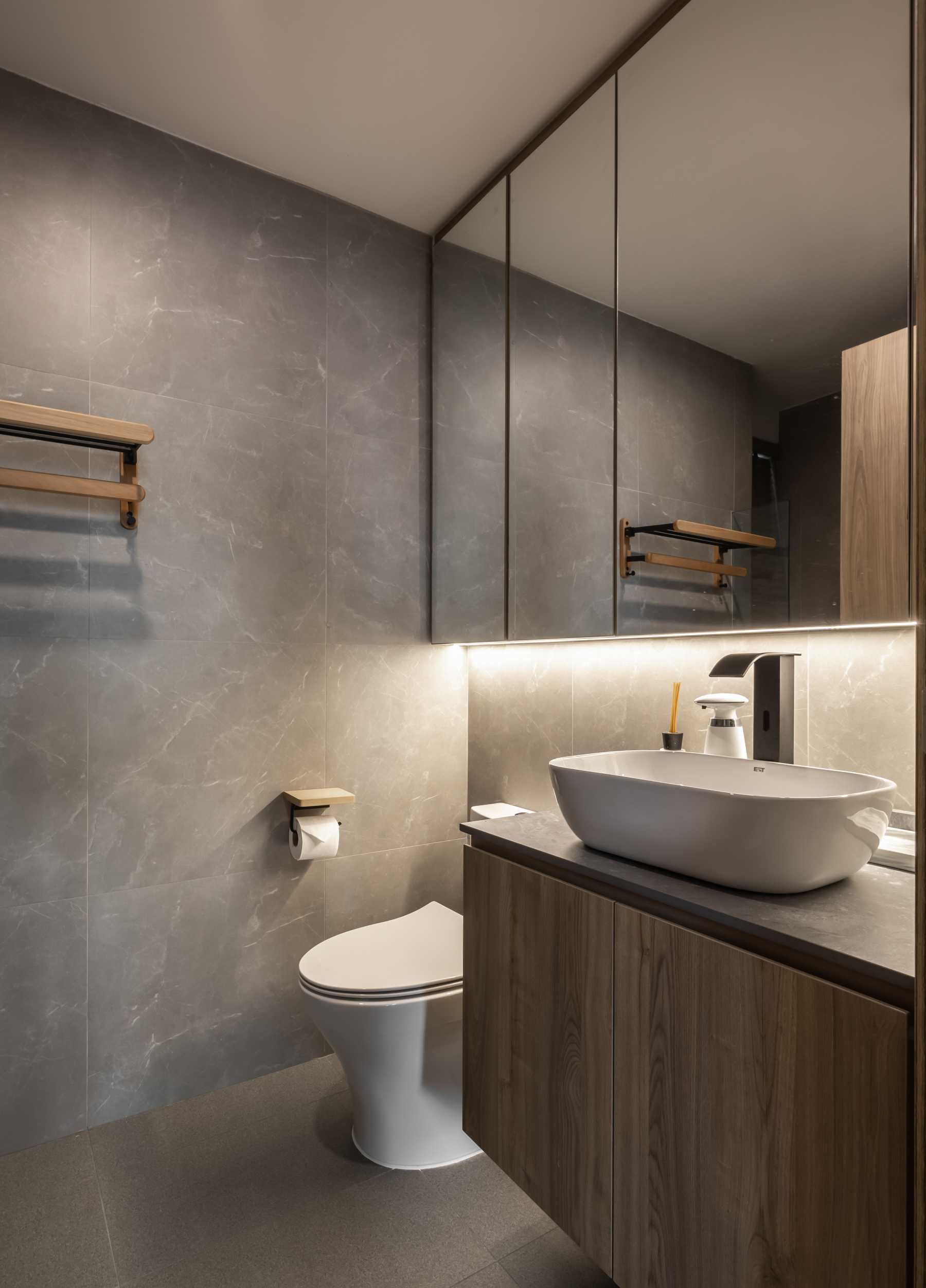 Contemporary Bathroom with Mirror and Vanity Counter