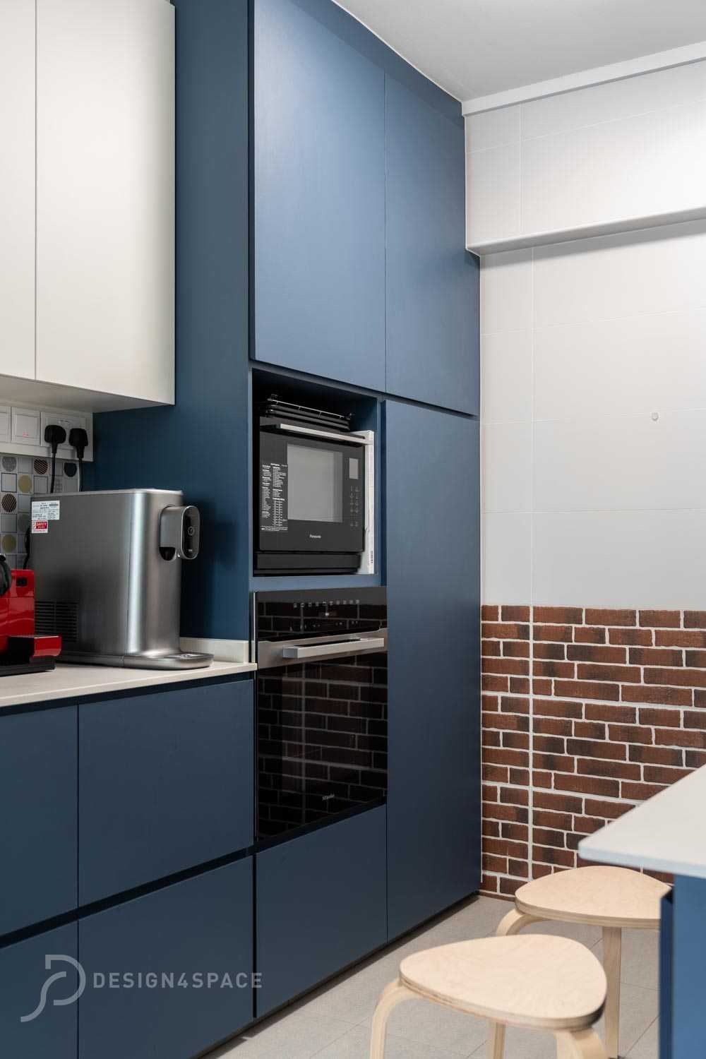 Contemporary Kitchen with Open Kitchen and Kitchen Backsplash