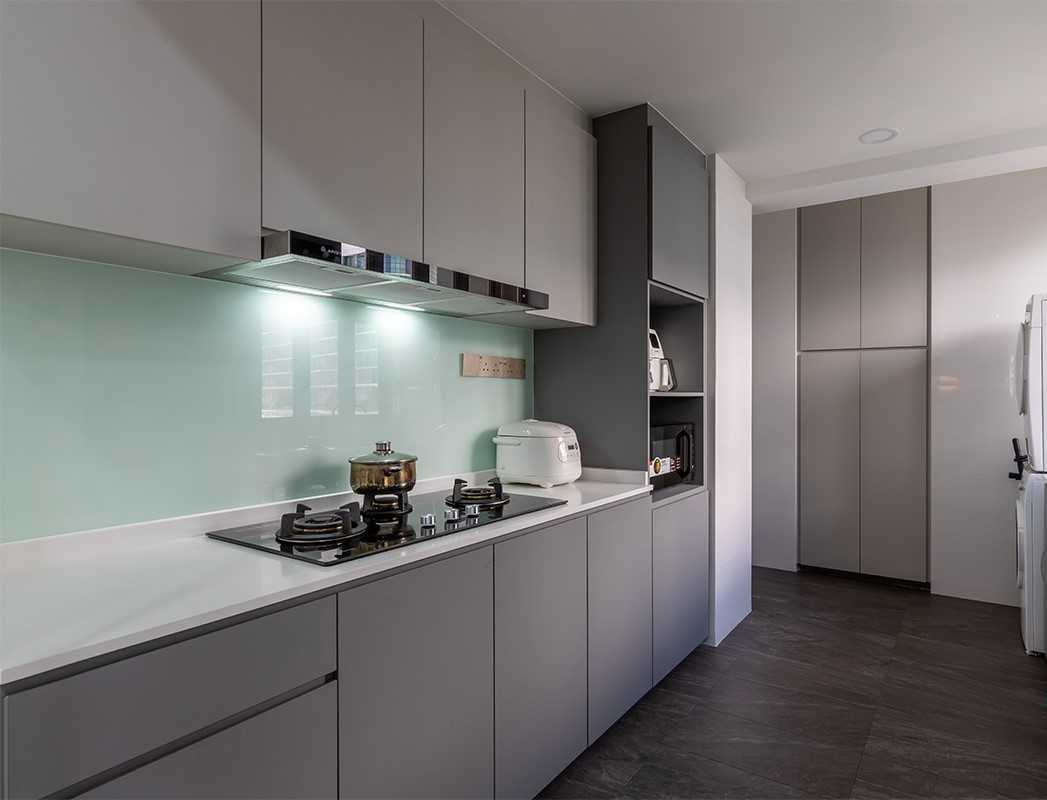 Contemporary Kitchen with Kitchen Backsplash and Kitchen Accessories