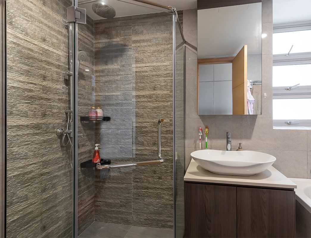 Contemporary Bathroom with Mirror and Shower Screen