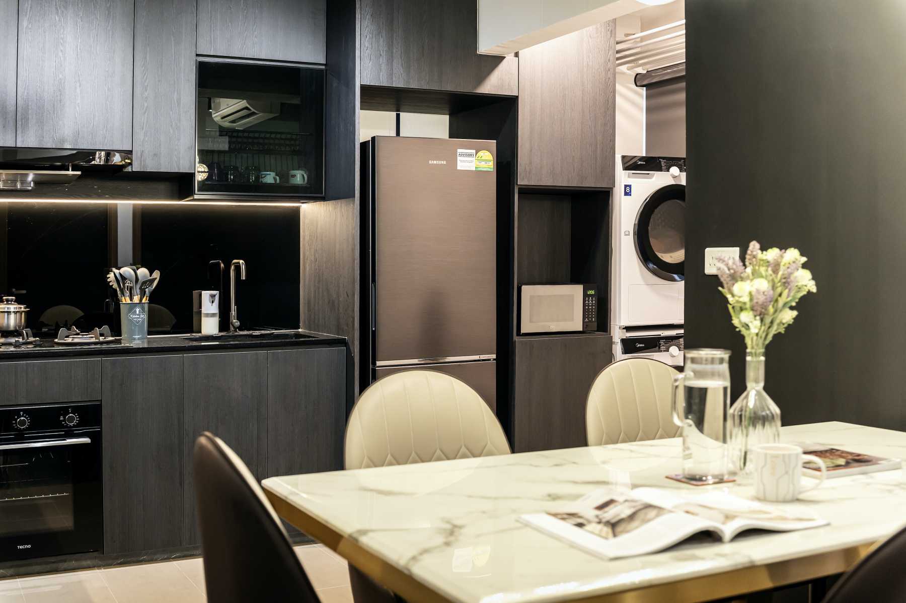 Eclectic Kitchen with Countertop and Homogeneous Tiles
