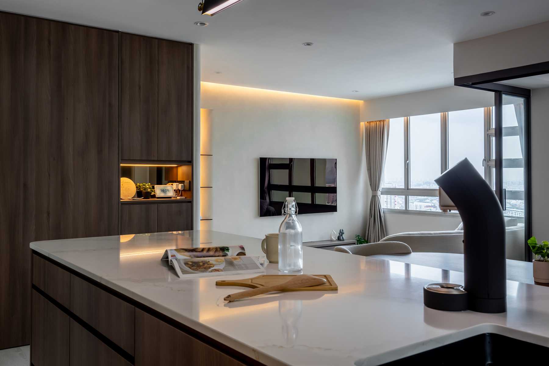 Minimalist Kitchen with Breakfast Counter and Kitchen Cabinets
