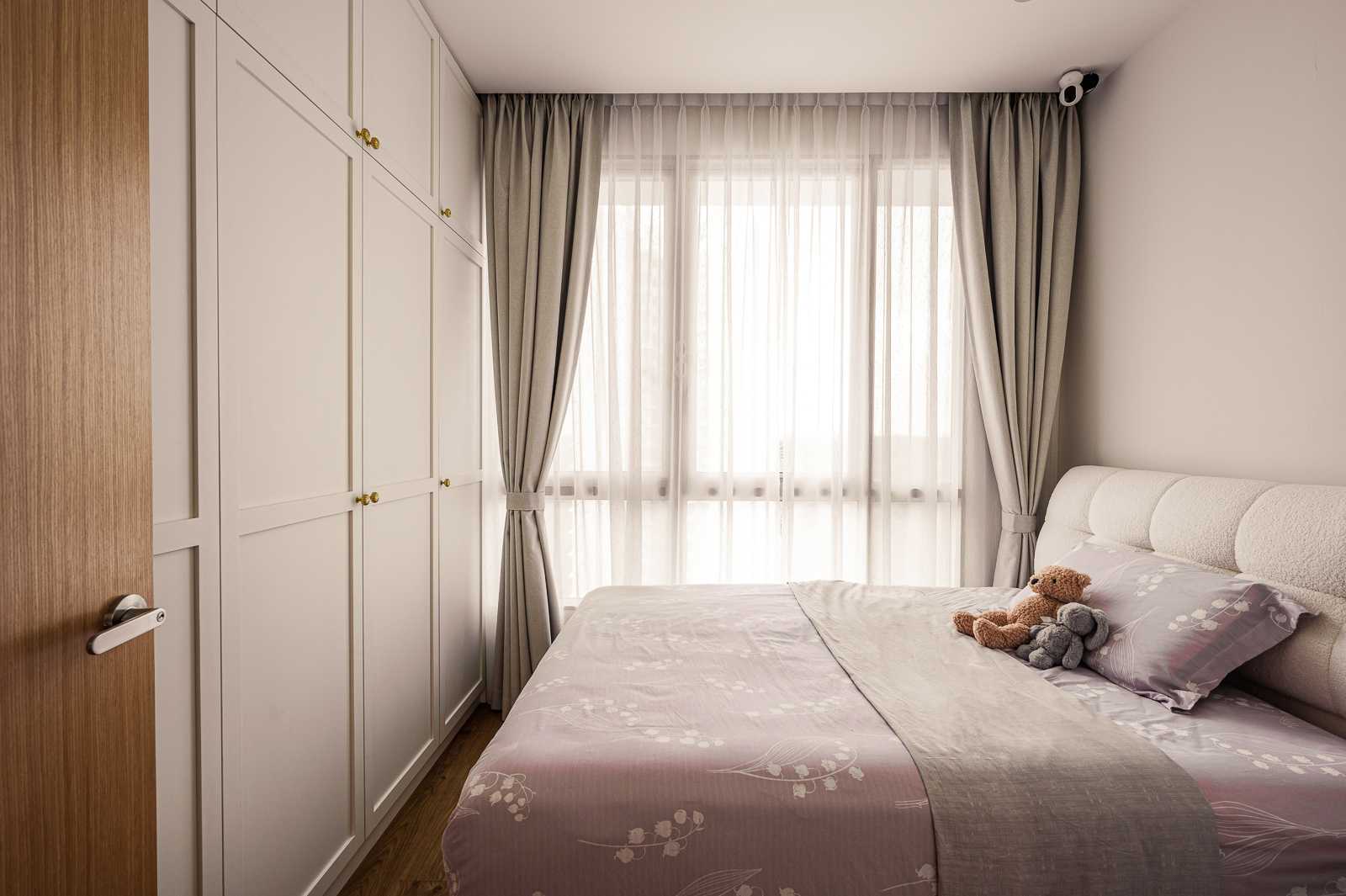 Modern Bedroom with Wardrobe and Closet