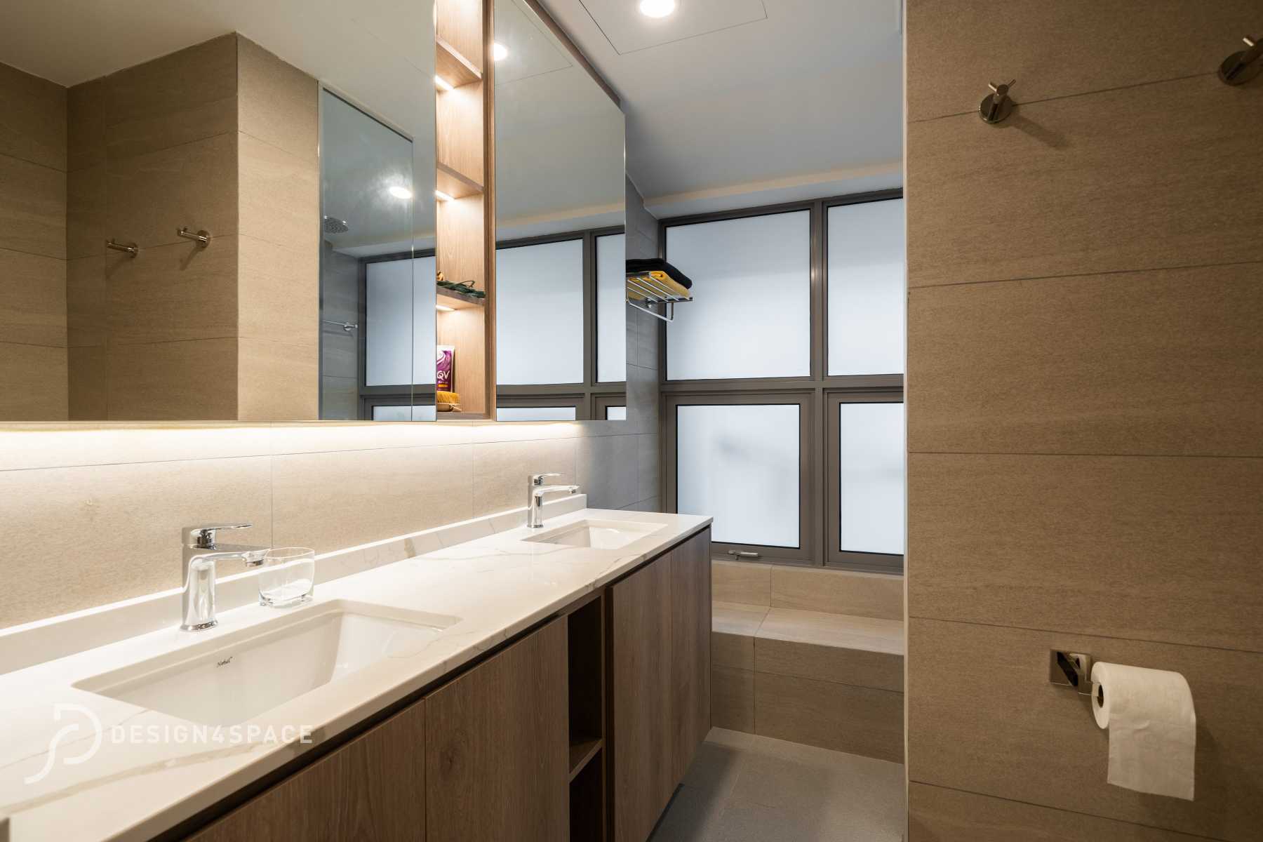 Modern Bathroom with Homogeneous Tiles and Herringbone Tiling