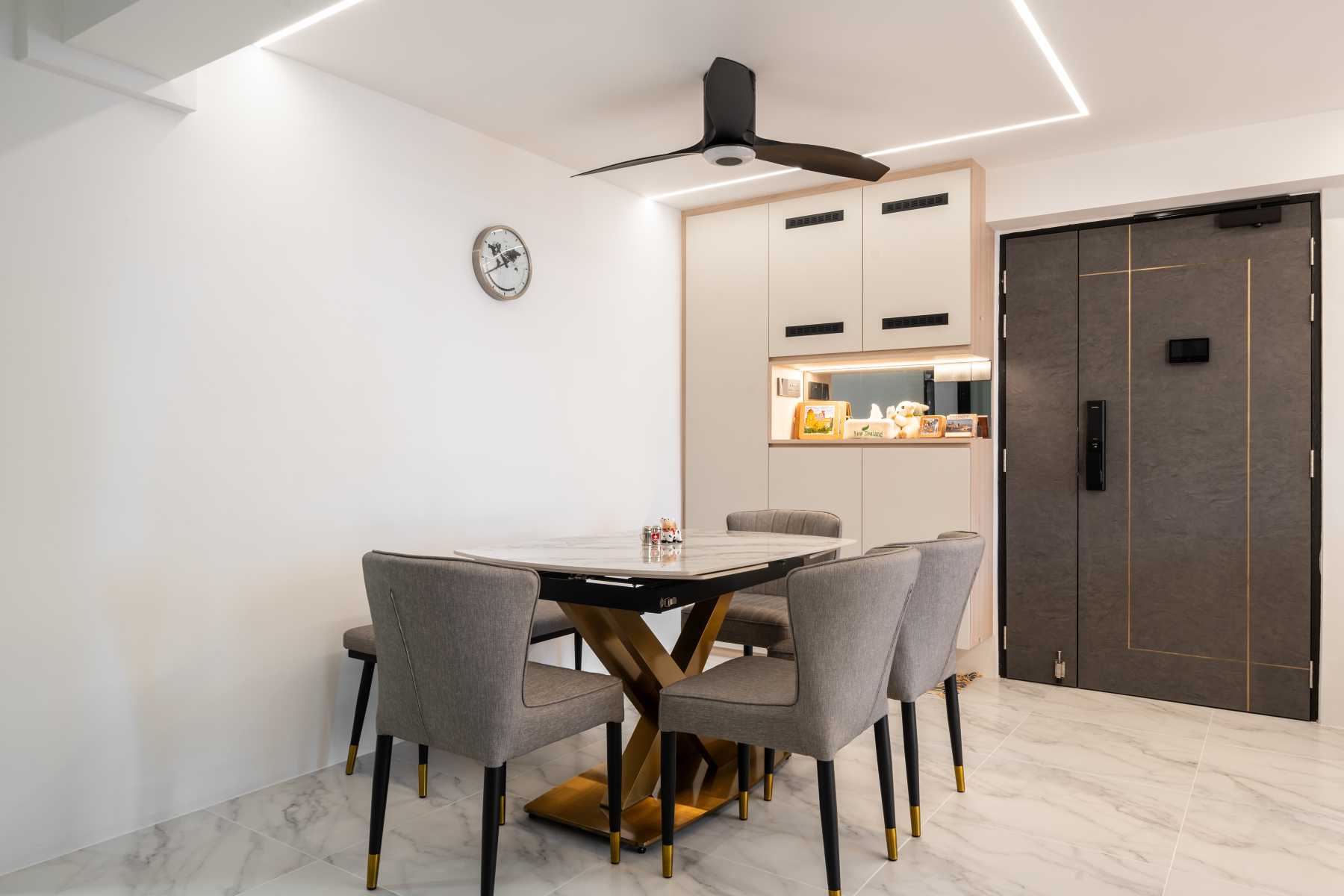 Modern Dining Room with Drop Ceiling and Dining Table