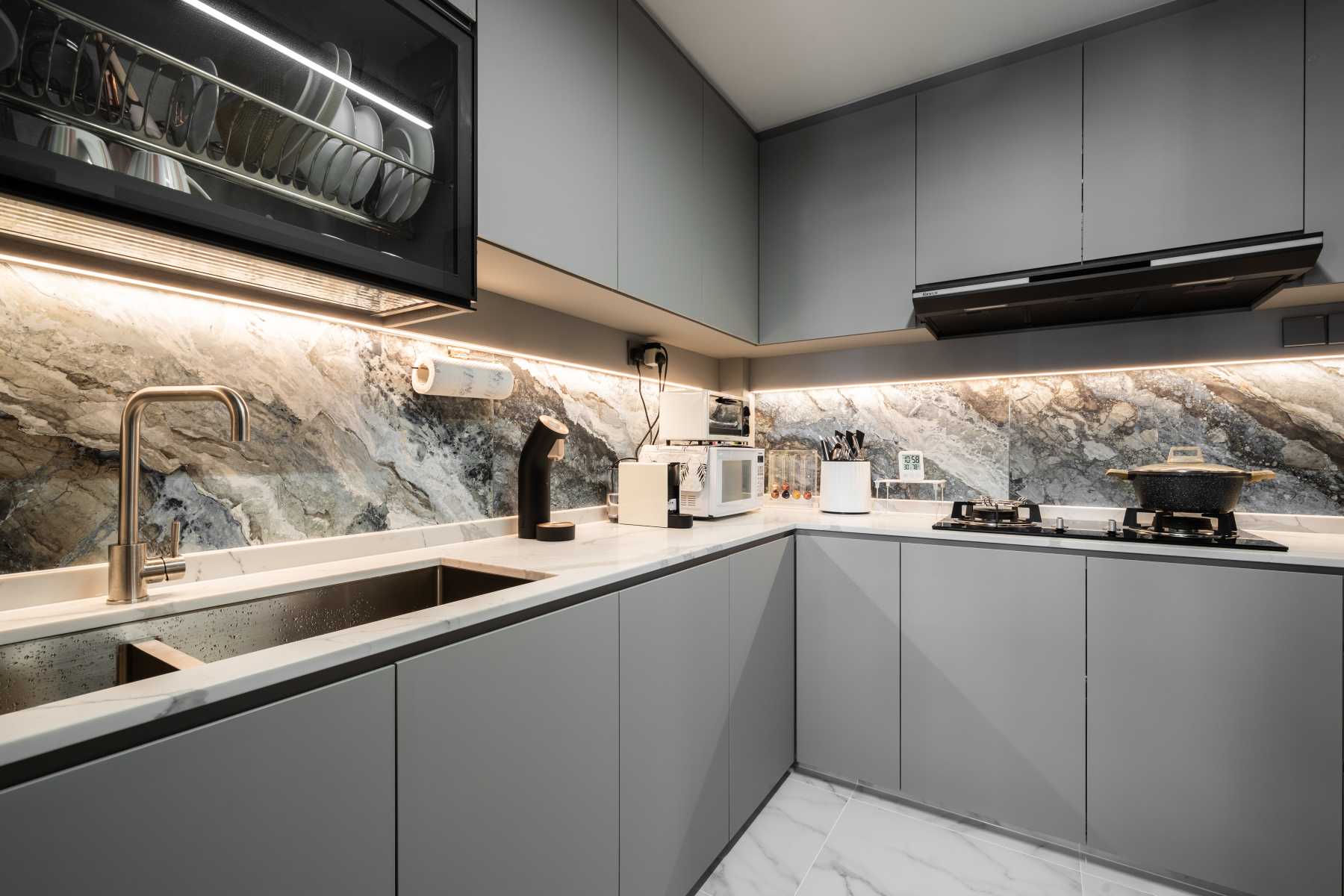 Modern Kitchen with Countertop and Homogeneous Tiles
