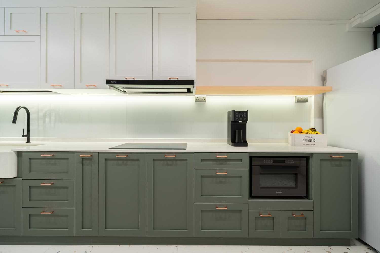 Modern Kitchen with Kitchen Backsplash and Kitchen Accessories