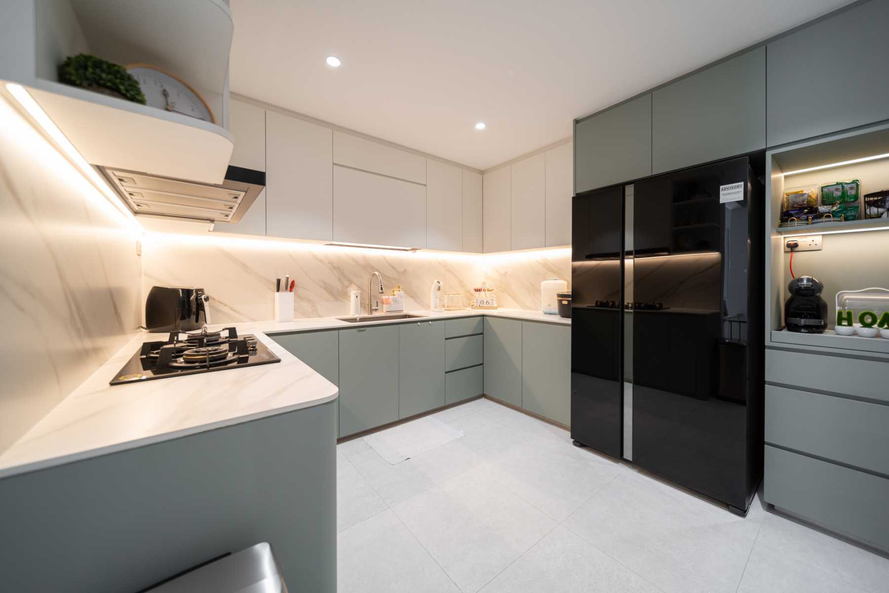 Contemporary Kitchen with Countertop and Kitchen Backsplash