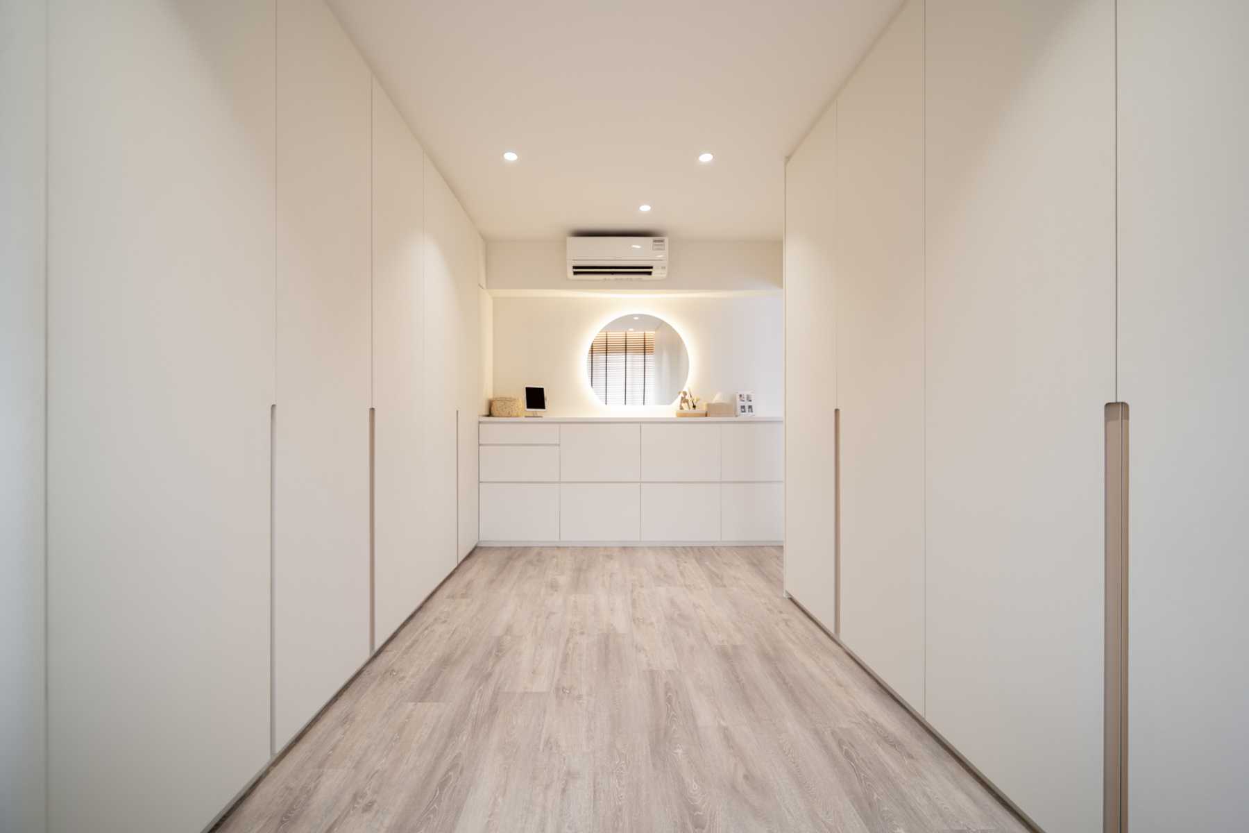 Contemporary Walk-in Wardrobe with Vinyl Flooring and Mirror