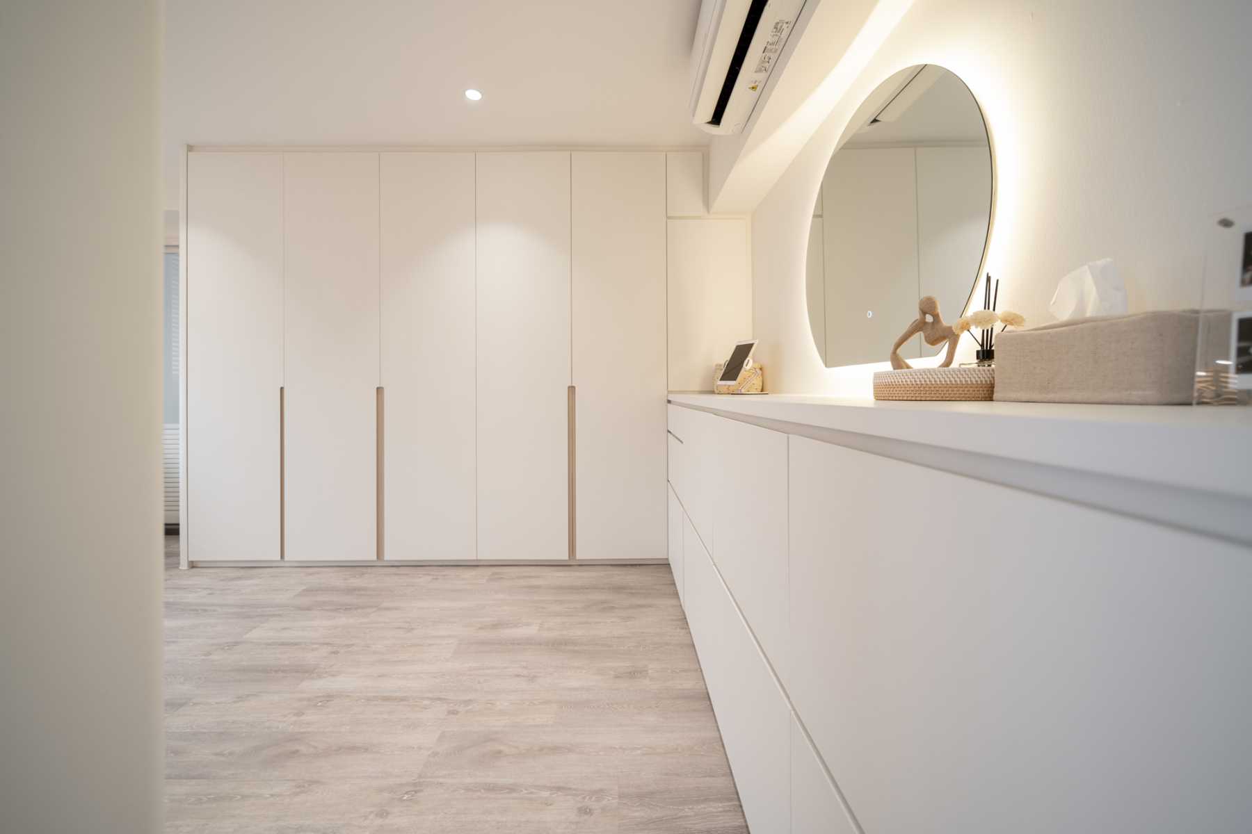 Contemporary Walk-in Wardrobe with Mirror and Wardrobe