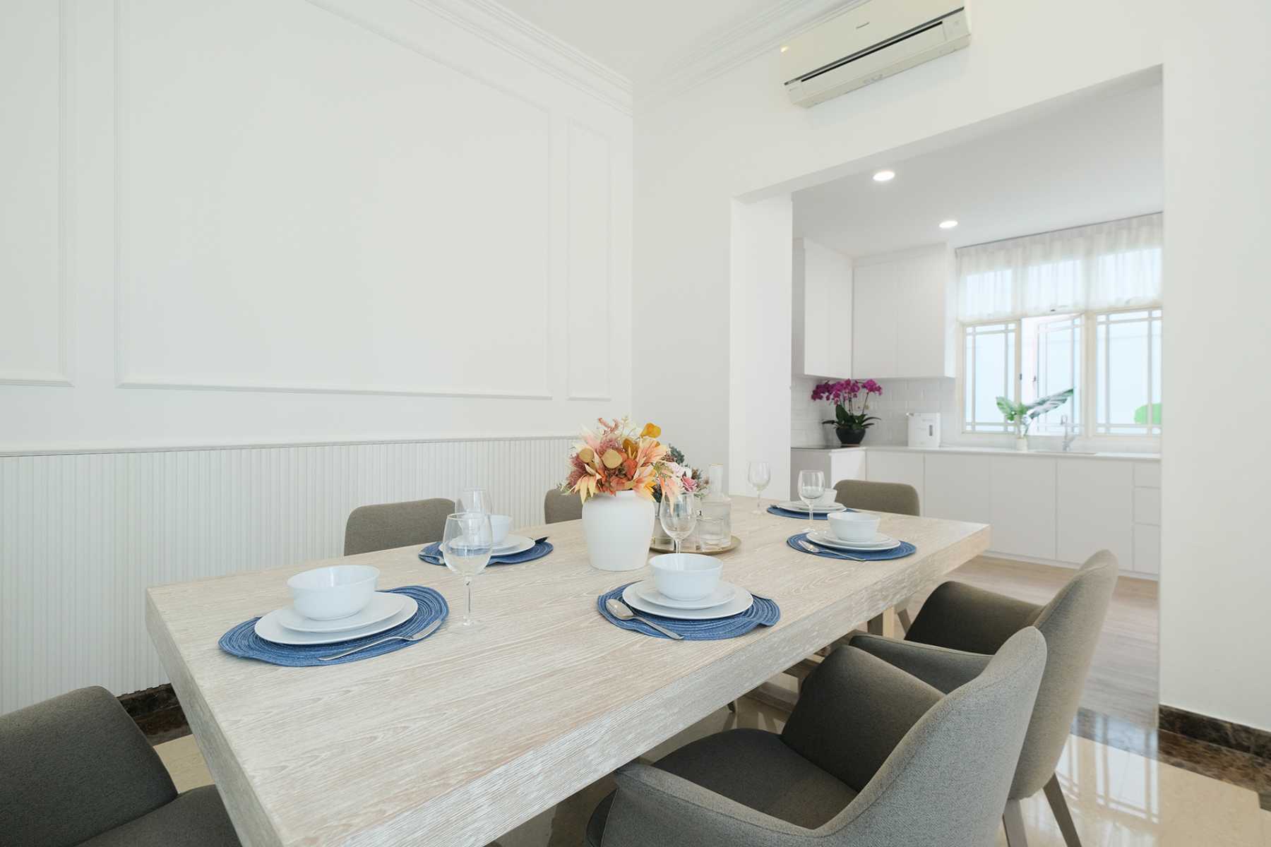 Contemporary Dining Room with Dining Table and Dining Chairs