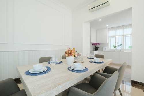 Contemporary Dining Room at 45 Holland Green