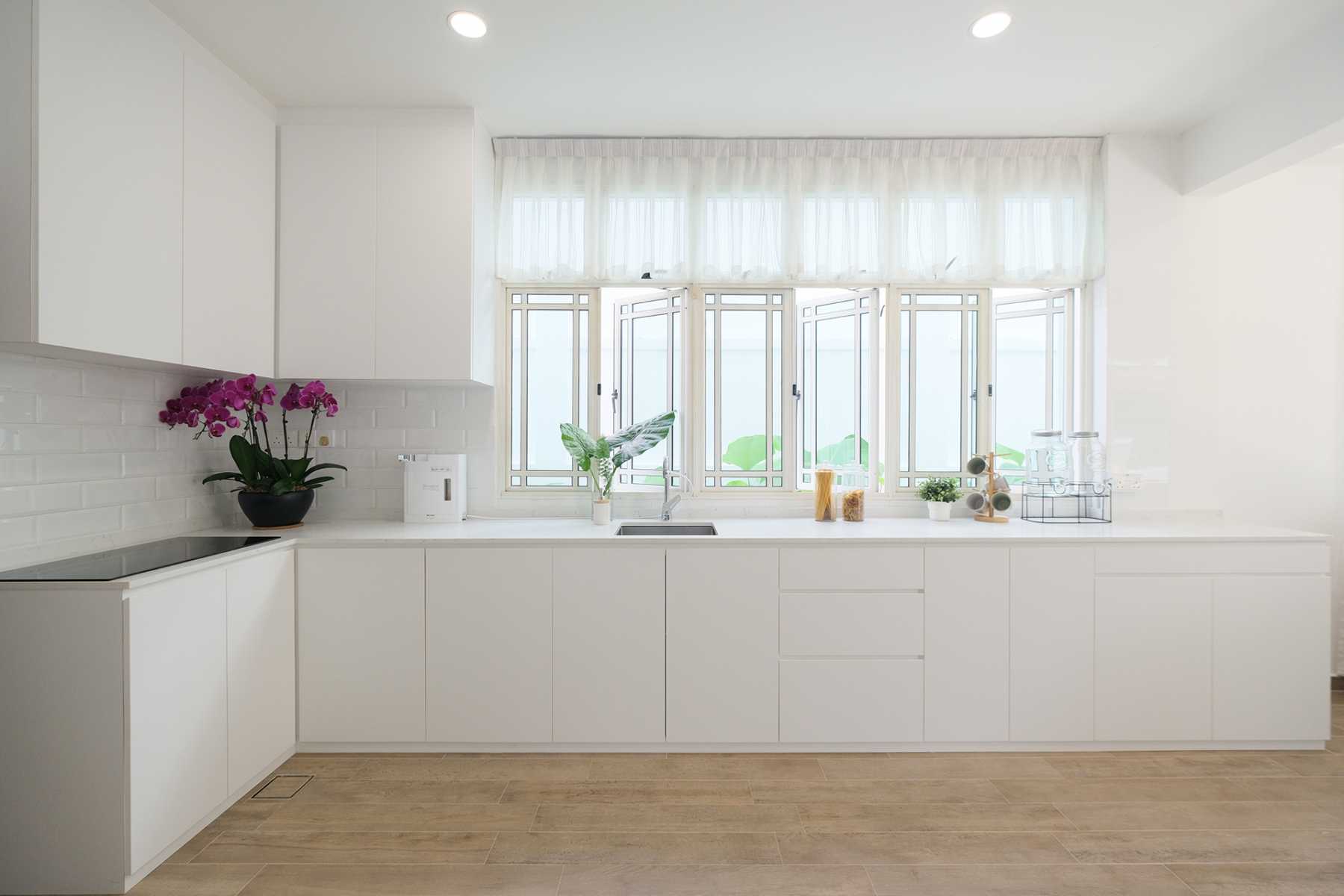 Contemporary Kitchen with Countertop and Vinyl Flooring