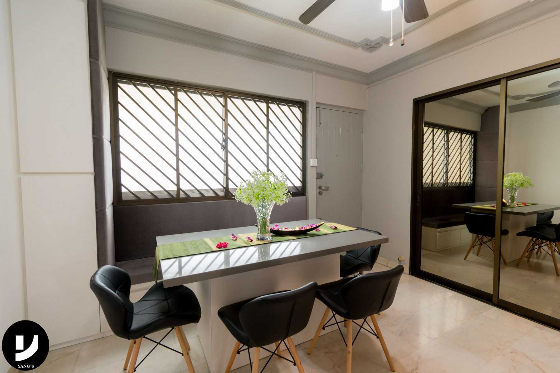 Contemporary Dining Room with Dining Table and Dining Chairs