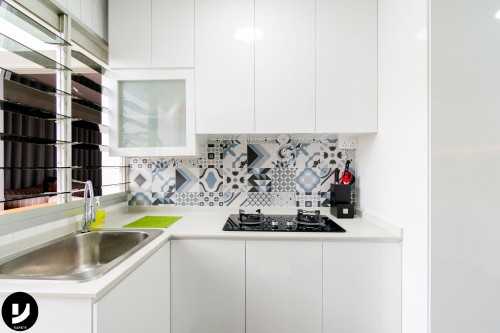 Contemporary Kitchen at 858 Tampines Avenue 5