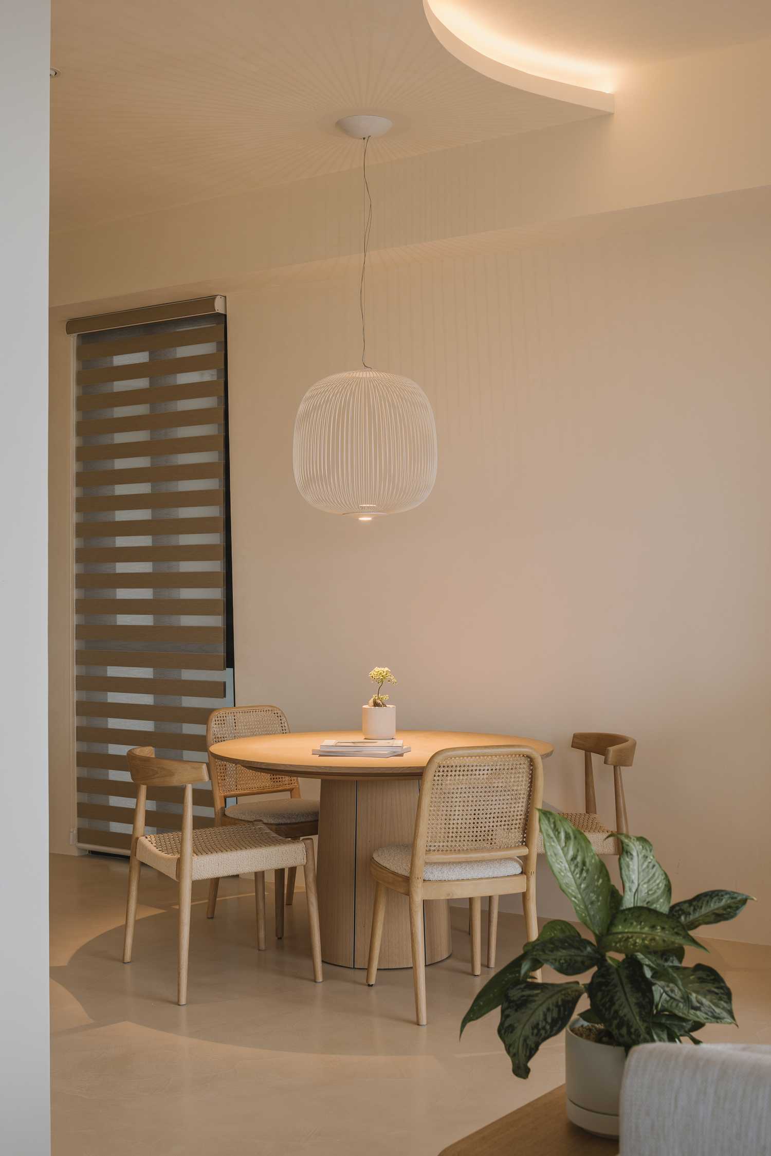 Contemporary Dining Room with Dining Table and Dining Chairs