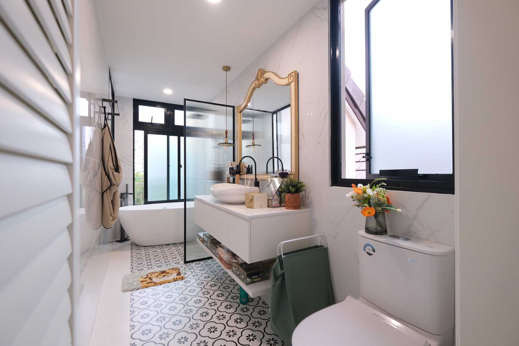 Modern Bathroom with Countertop and Bathtub