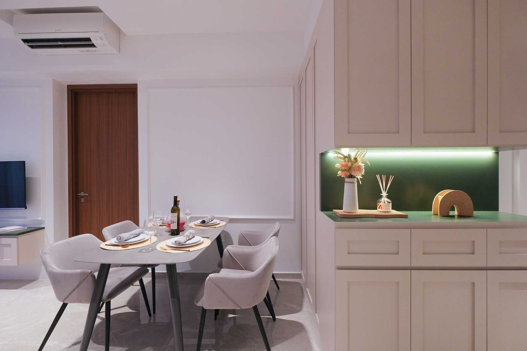Modern Dining Room with Cove Lighting and Dining Table