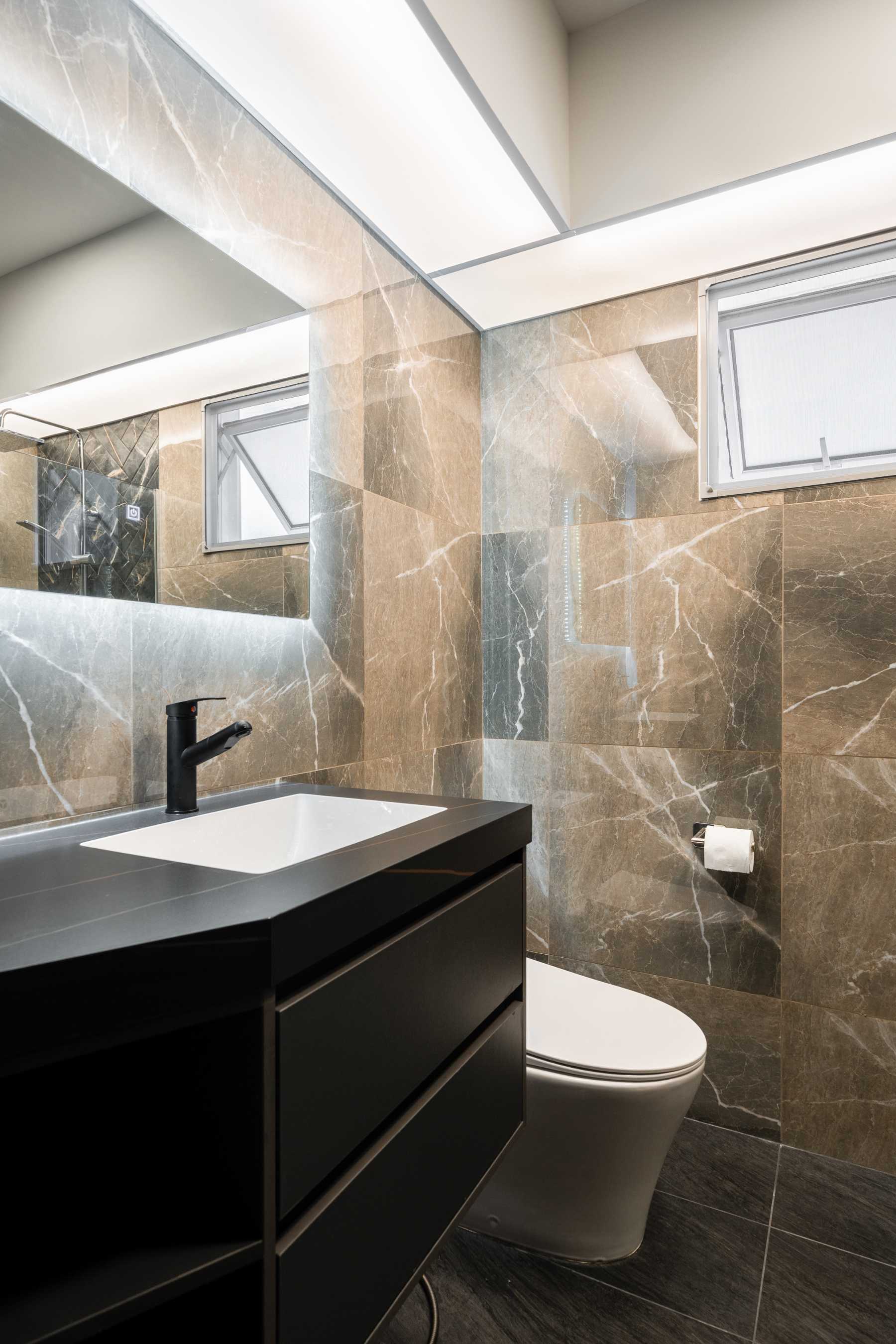Modern Bathroom with Mirror and Bathroom Storage