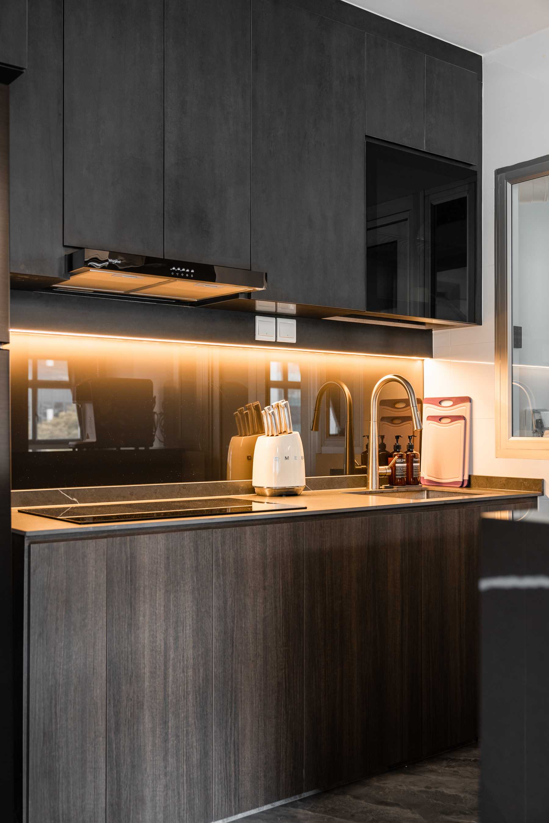 Modern Kitchen with Kitchen Window and Kitchen Island