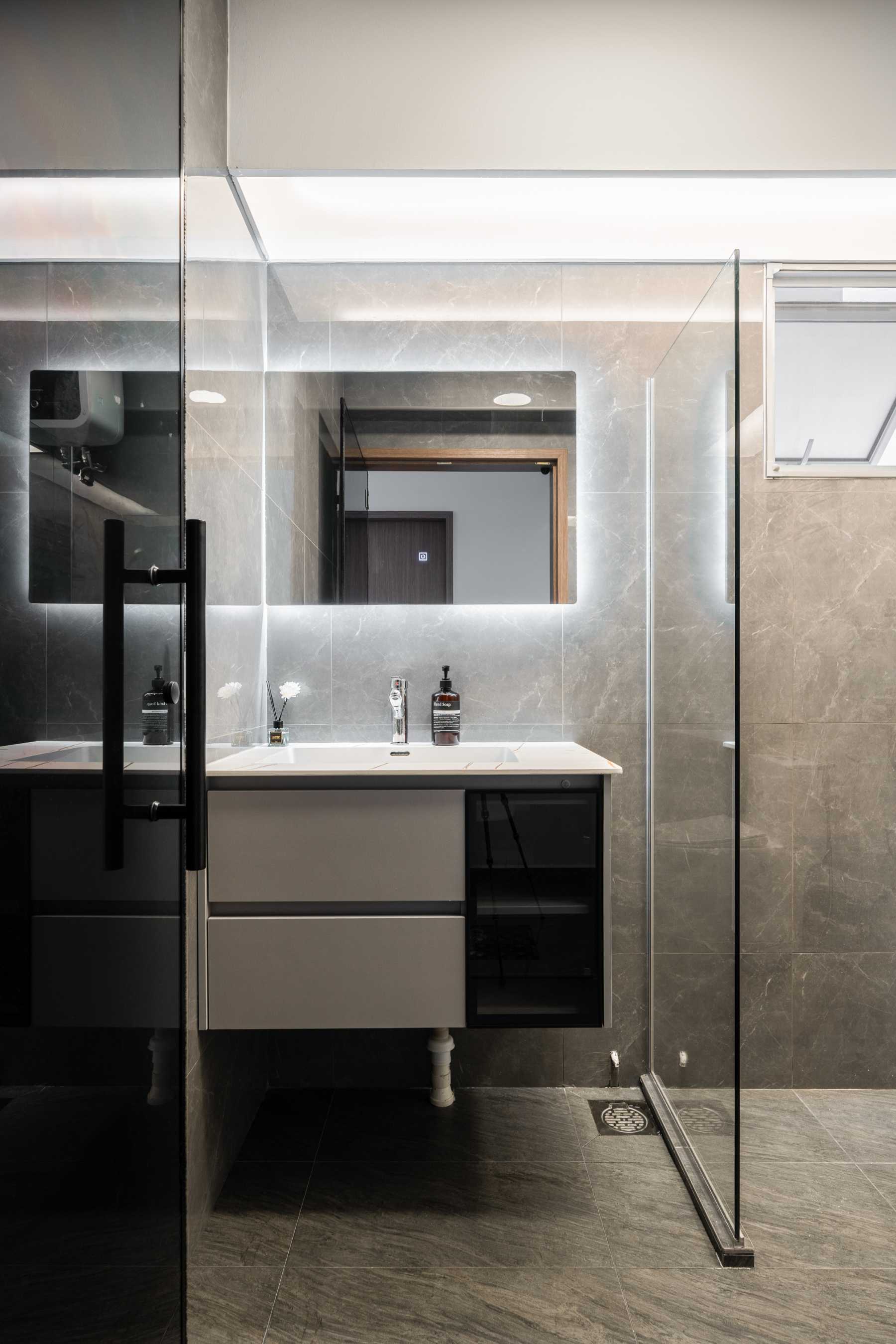 Modern Bathroom with Homogeneous Tiles and Herringbone Tiling