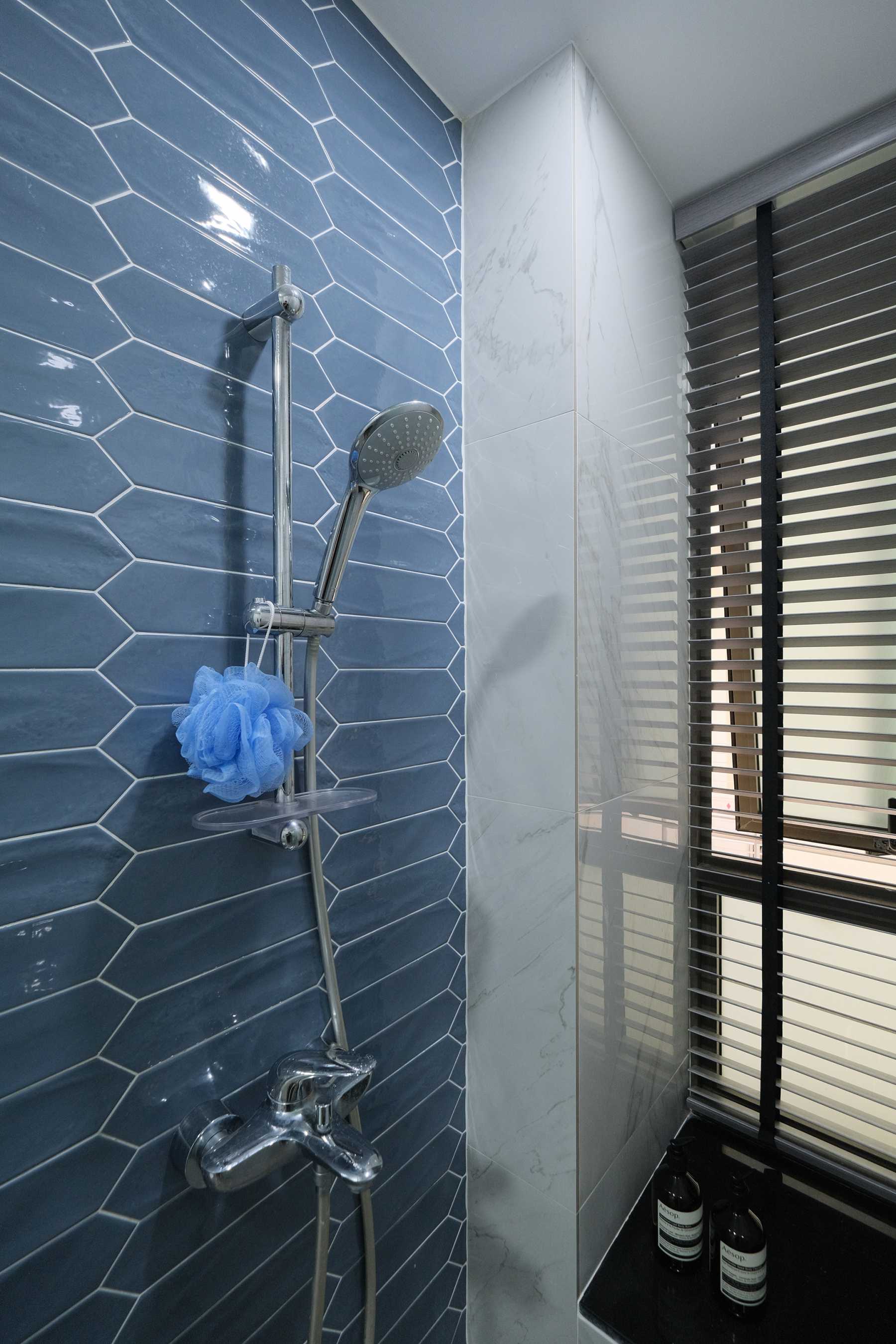 Modern Bathroom with Feature Wall and Bathroom Accessories