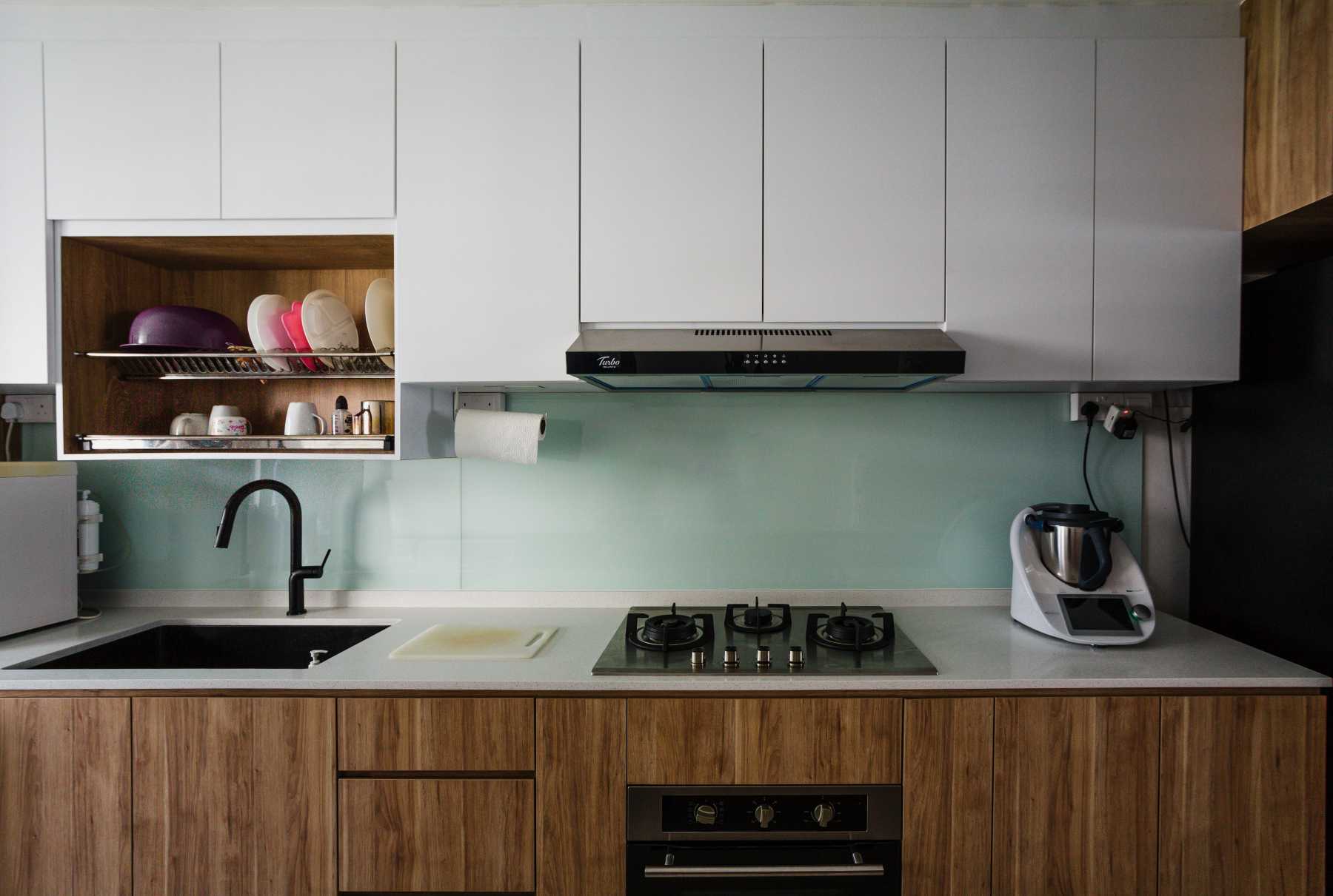 Contemporary Kitchen with Countertop and Vinyl Flooring