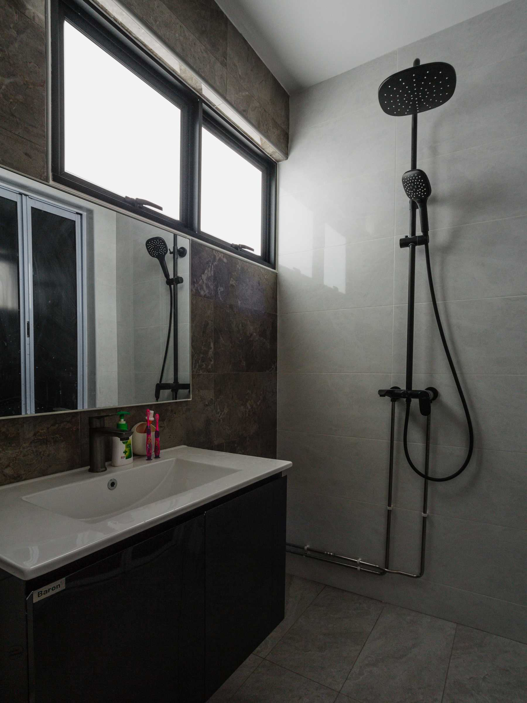 Contemporary Bathroom with Homogeneous Tiles and Bathroom Storage