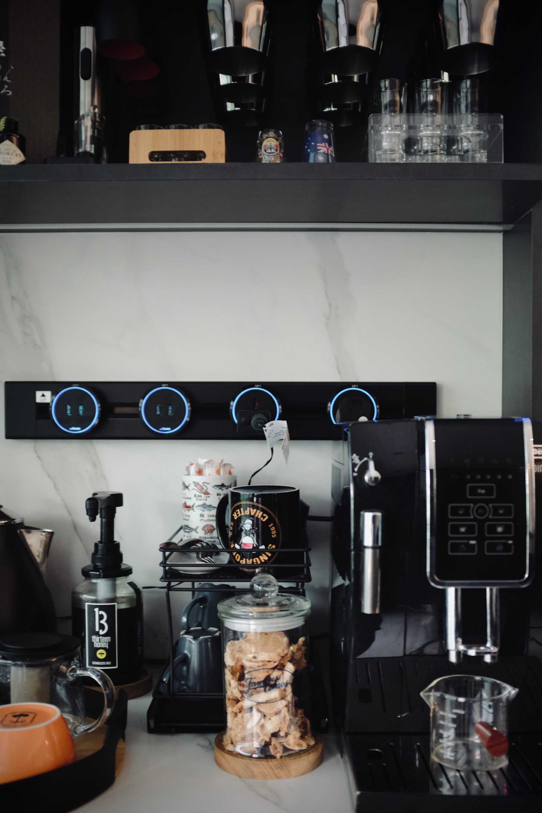 Industrial Home Bar with Countertop and Bar Counter