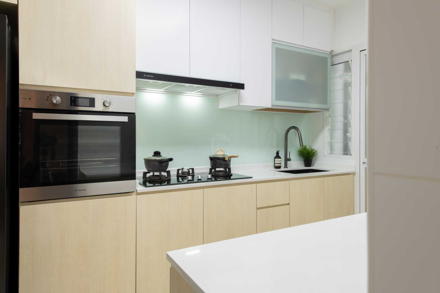 Modern Kitchen with Homogeneous Tiles and Open Kitchen