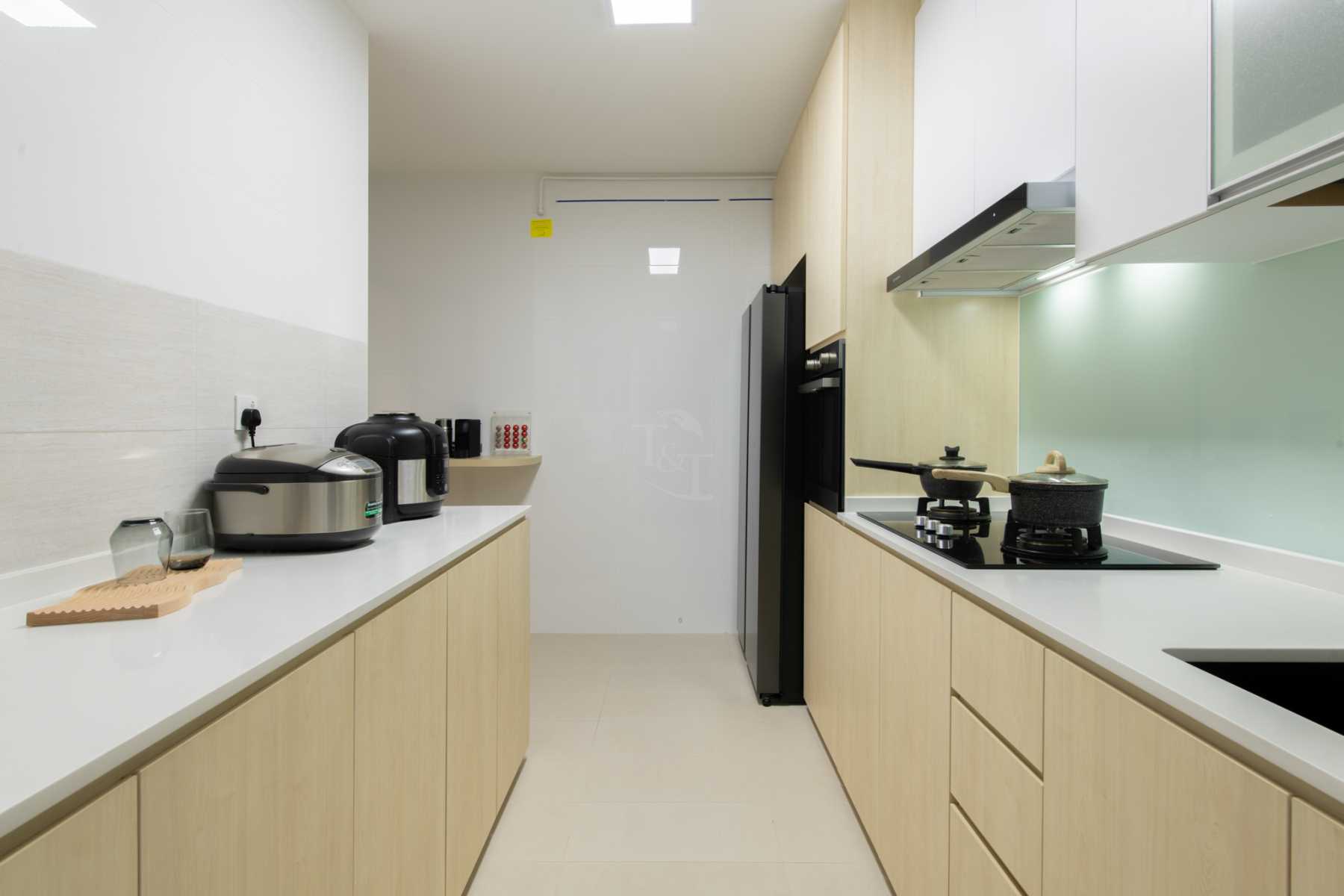 Modern Kitchen with Countertop and Homogeneous Tiles
