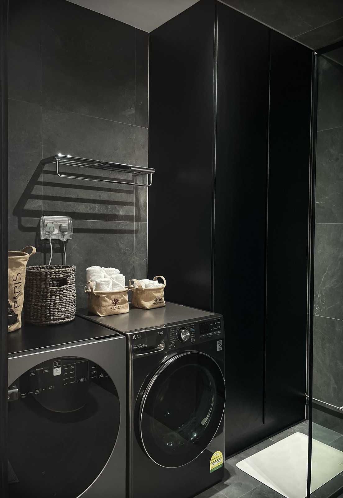 Modern Bathroom with Homogeneous Tiles and Shower Screen