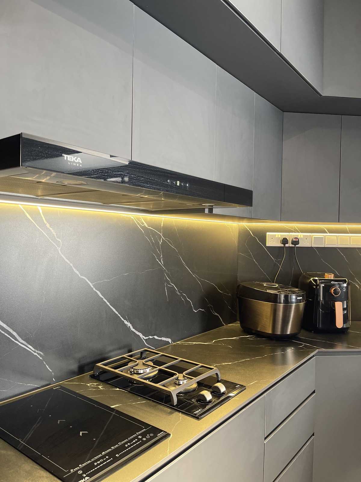 Modern Kitchen with Countertop and Homogeneous Tiles
