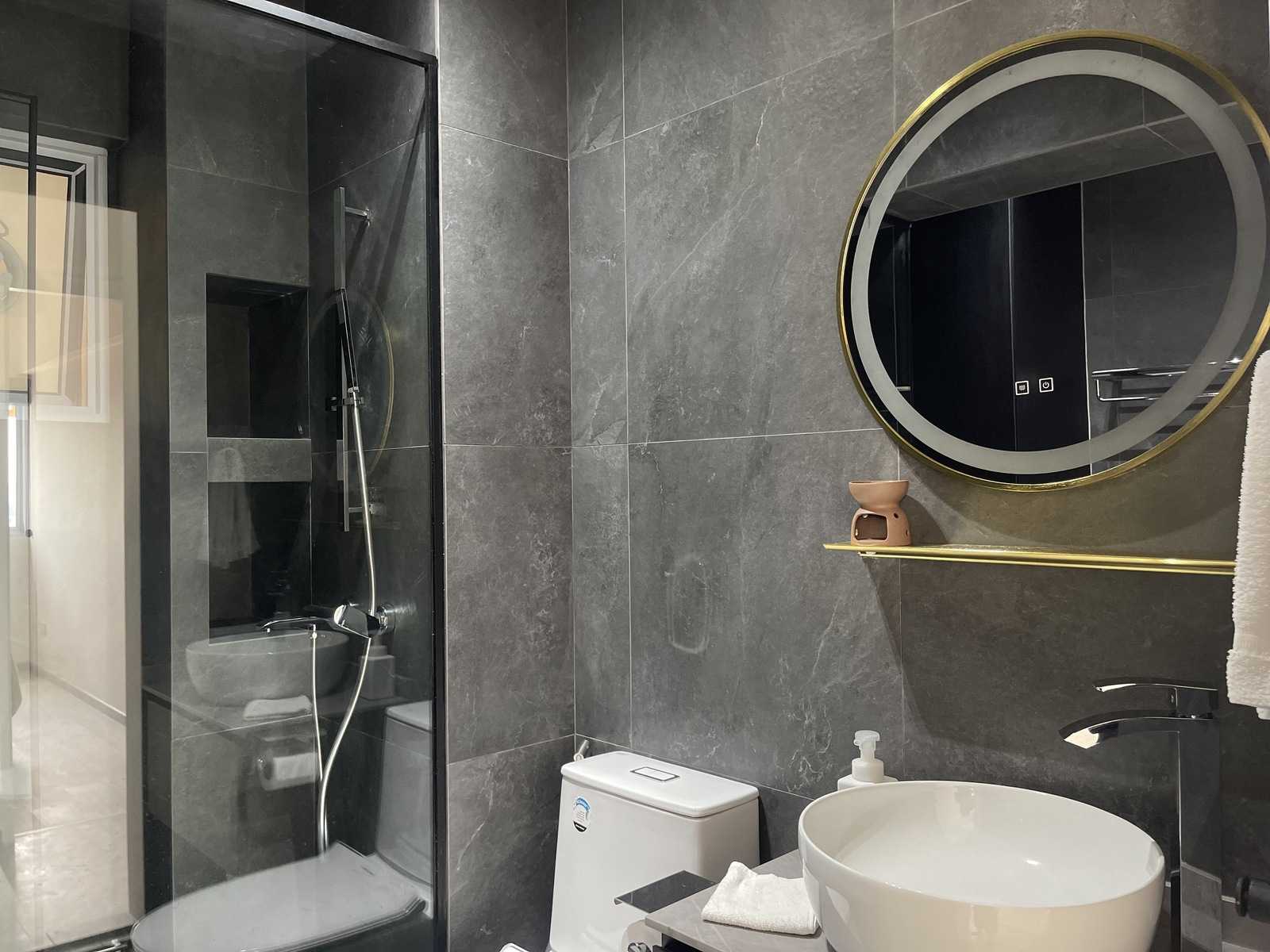 Modern Bathroom with Homogeneous Tiles and Mirror