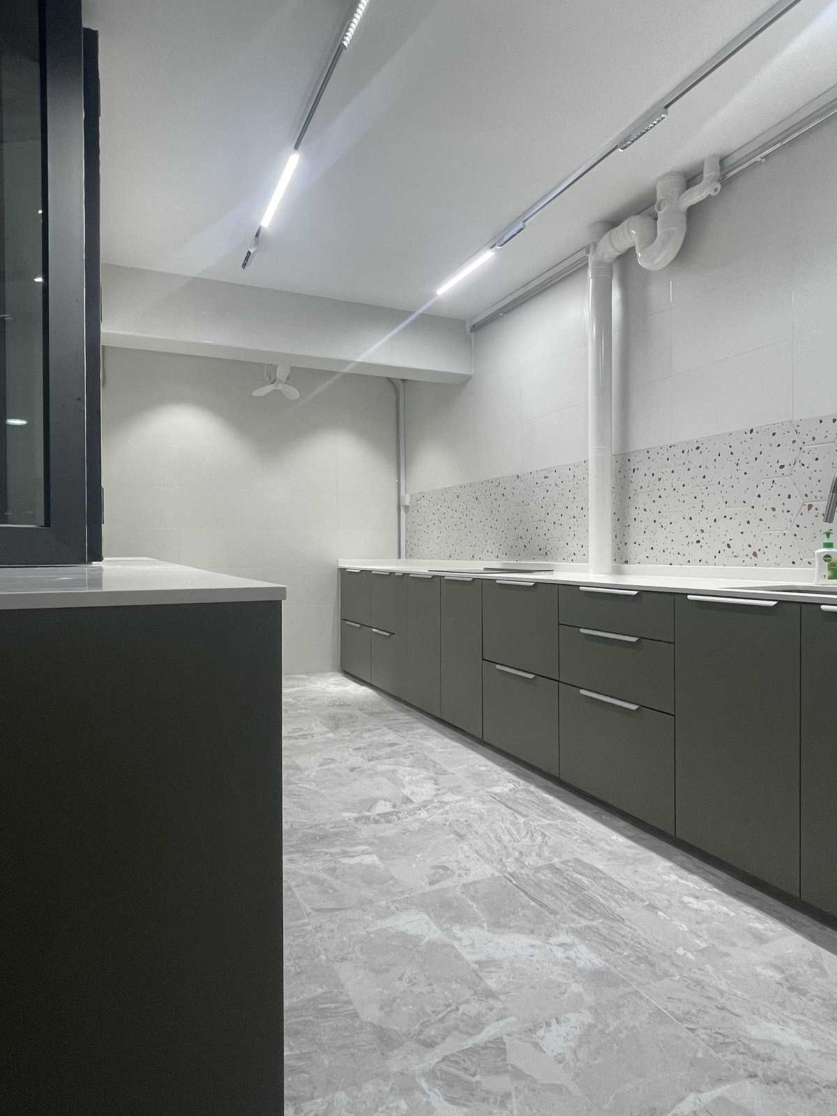 Contemporary Kitchen with Countertop and Homogeneous Tiles