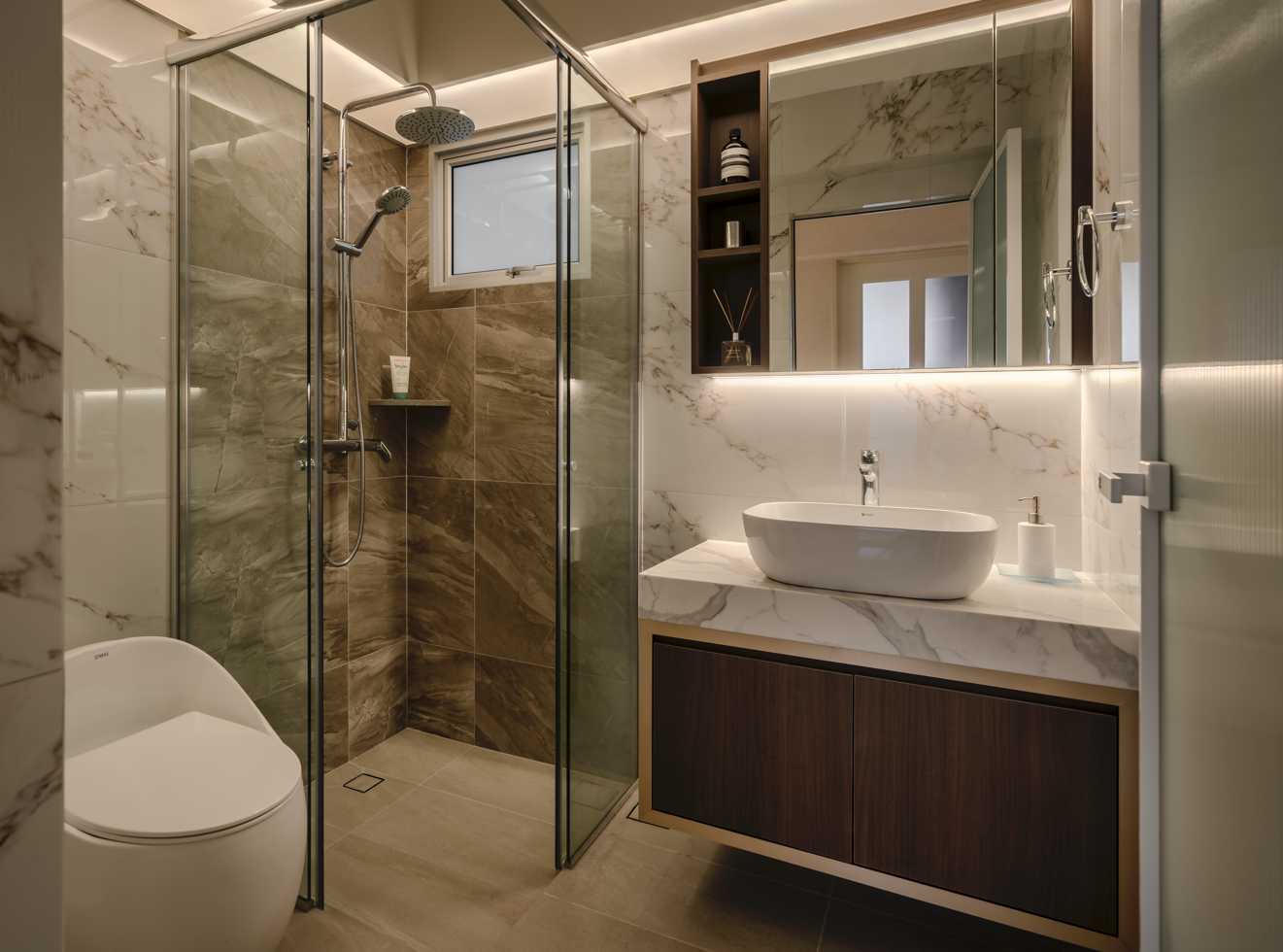 Modern Bathroom with Countertop and Mirror