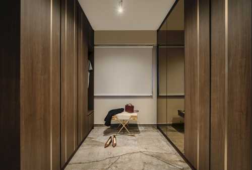 Modern Walk-in Wardrobe at 130A Canberra (Elaine)