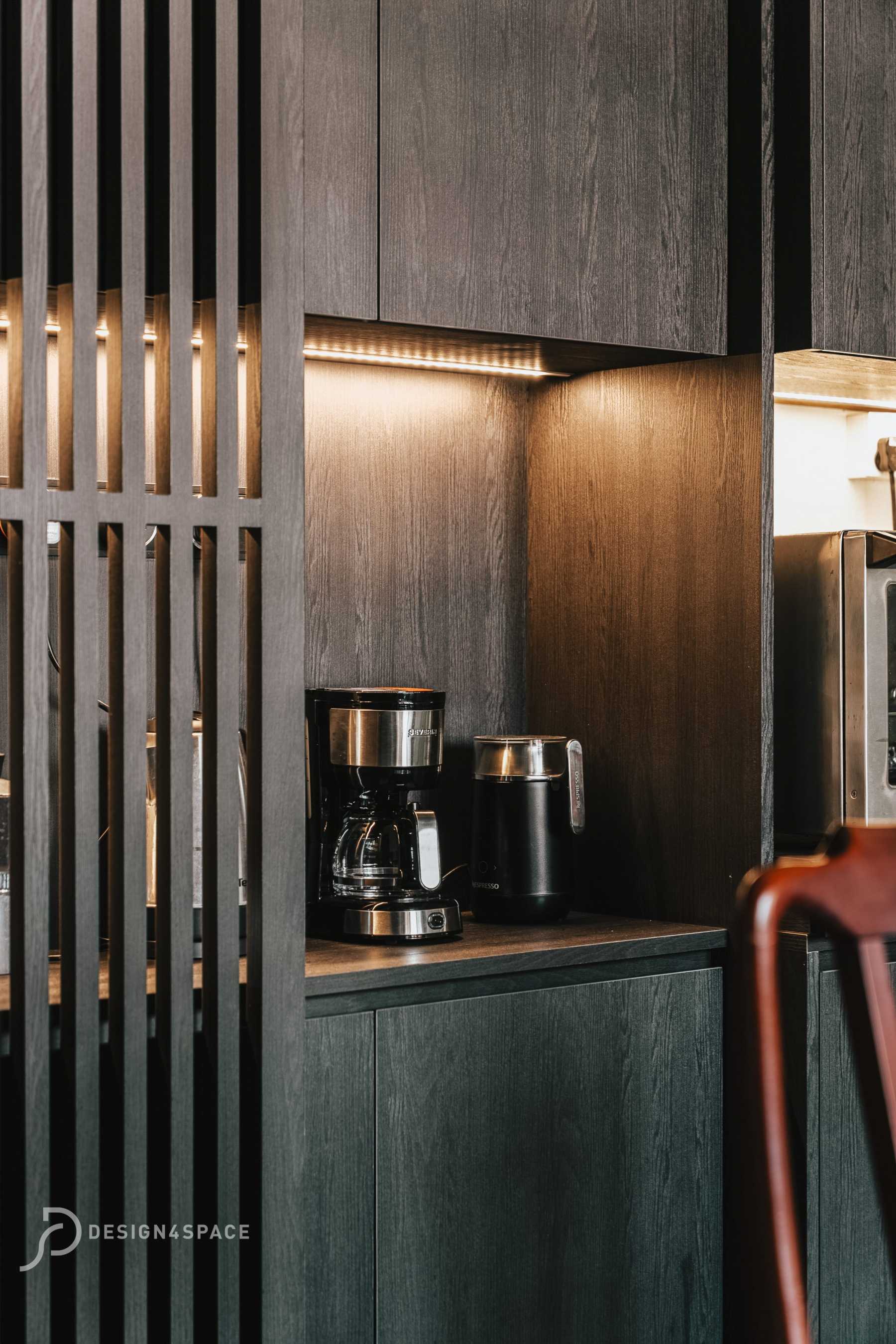 Transitional Kitchen with Homogeneous Tiles and Herringbone Tiling