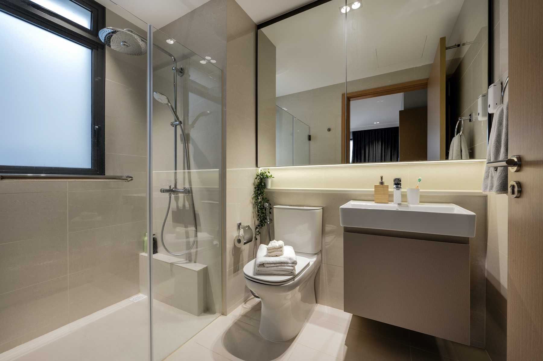 Minimalist Bathroom with Countertop and Homogeneous Tiles