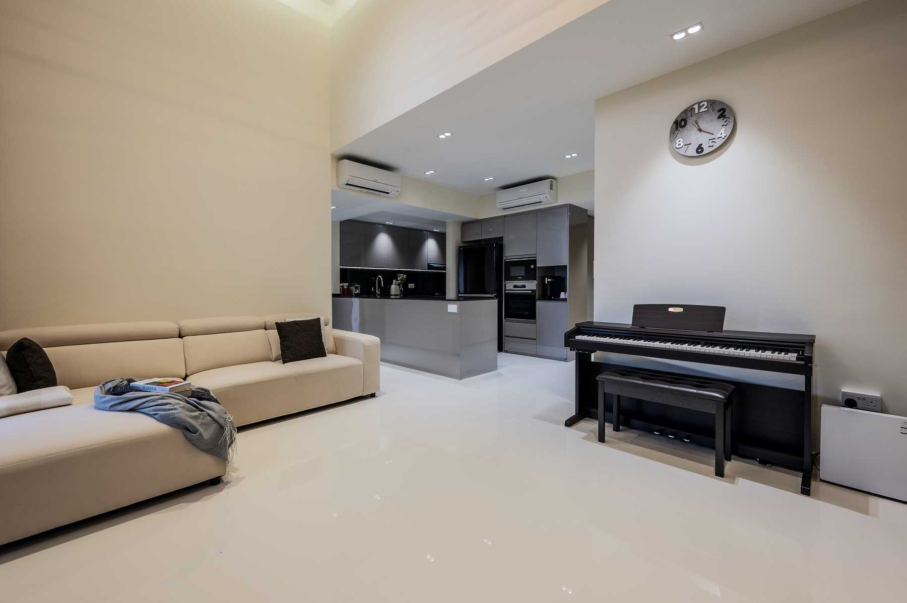 Minimalist Living Room with Countertop and Homogeneous Tiles