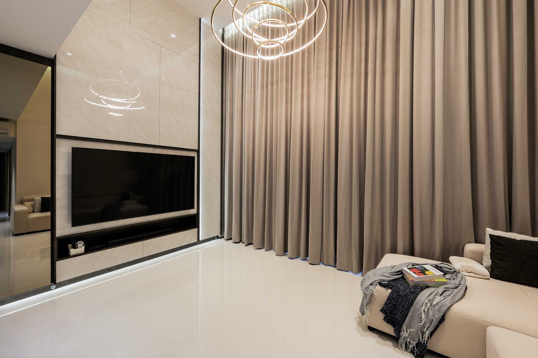 Minimalist Living Room with Homogeneous Tiles and Feature Wall