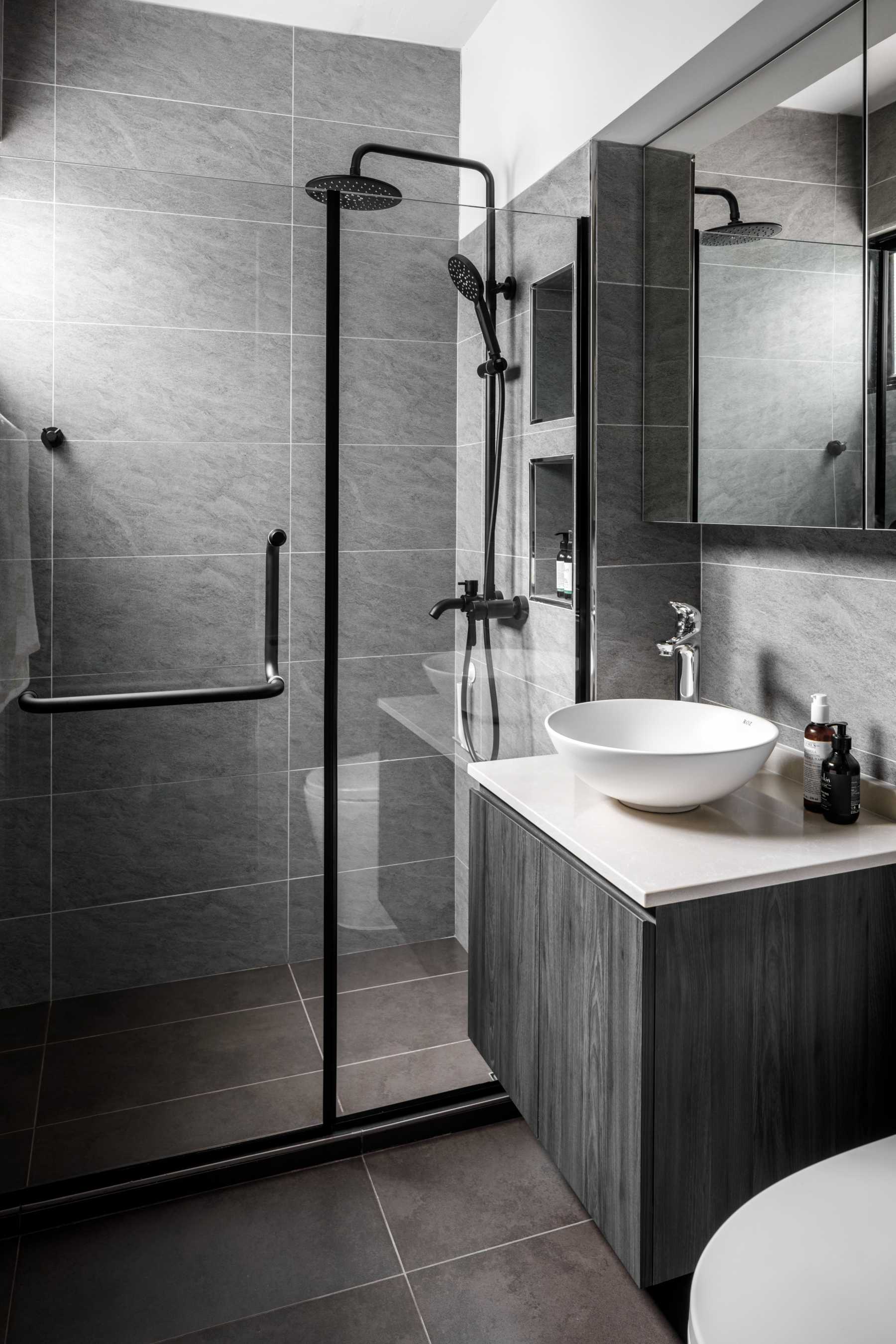 Contemporary Bathroom with Countertop and Bathroom Sinks