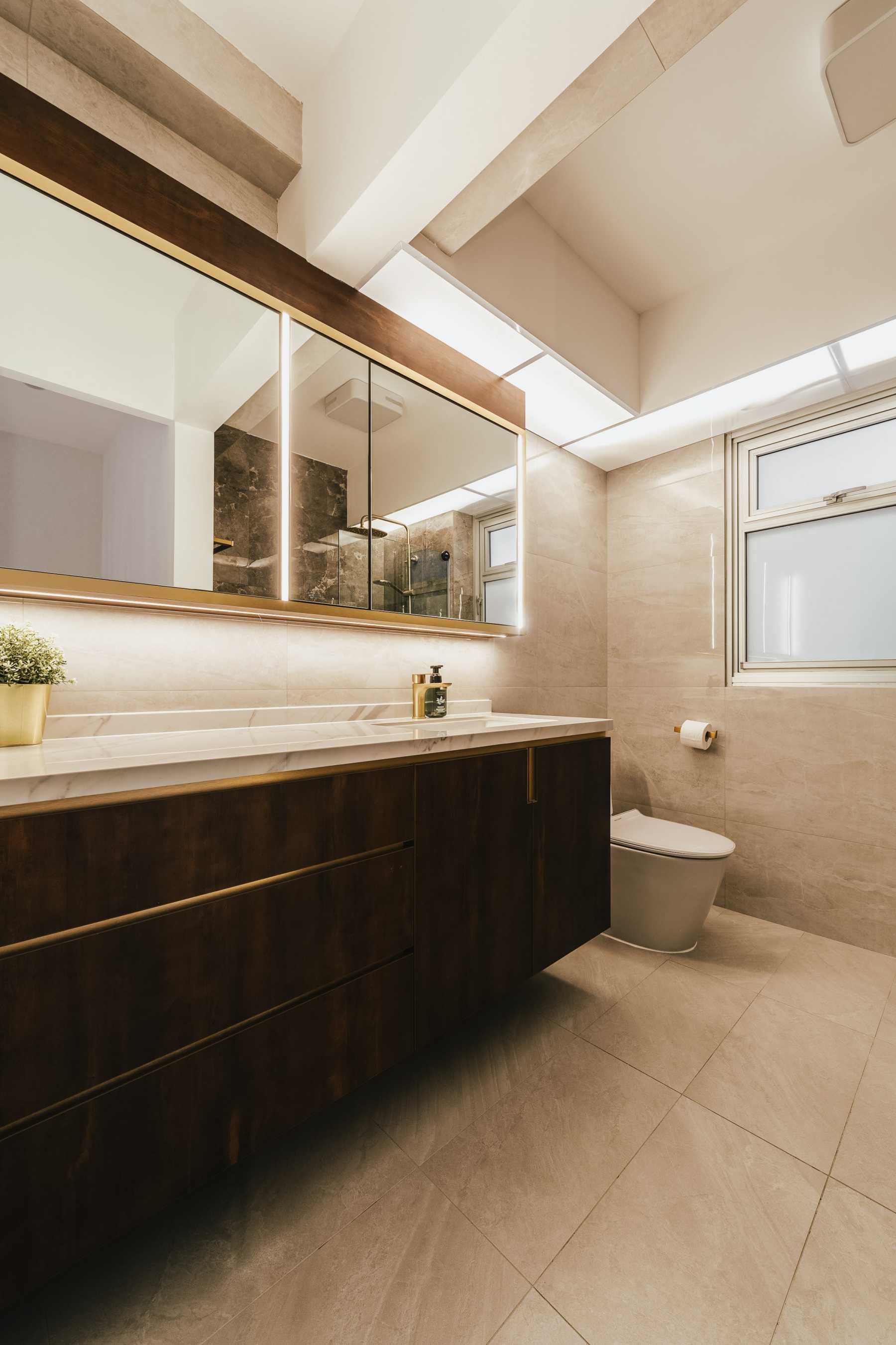 Modern Bathroom with Bathtub and Shower Screen