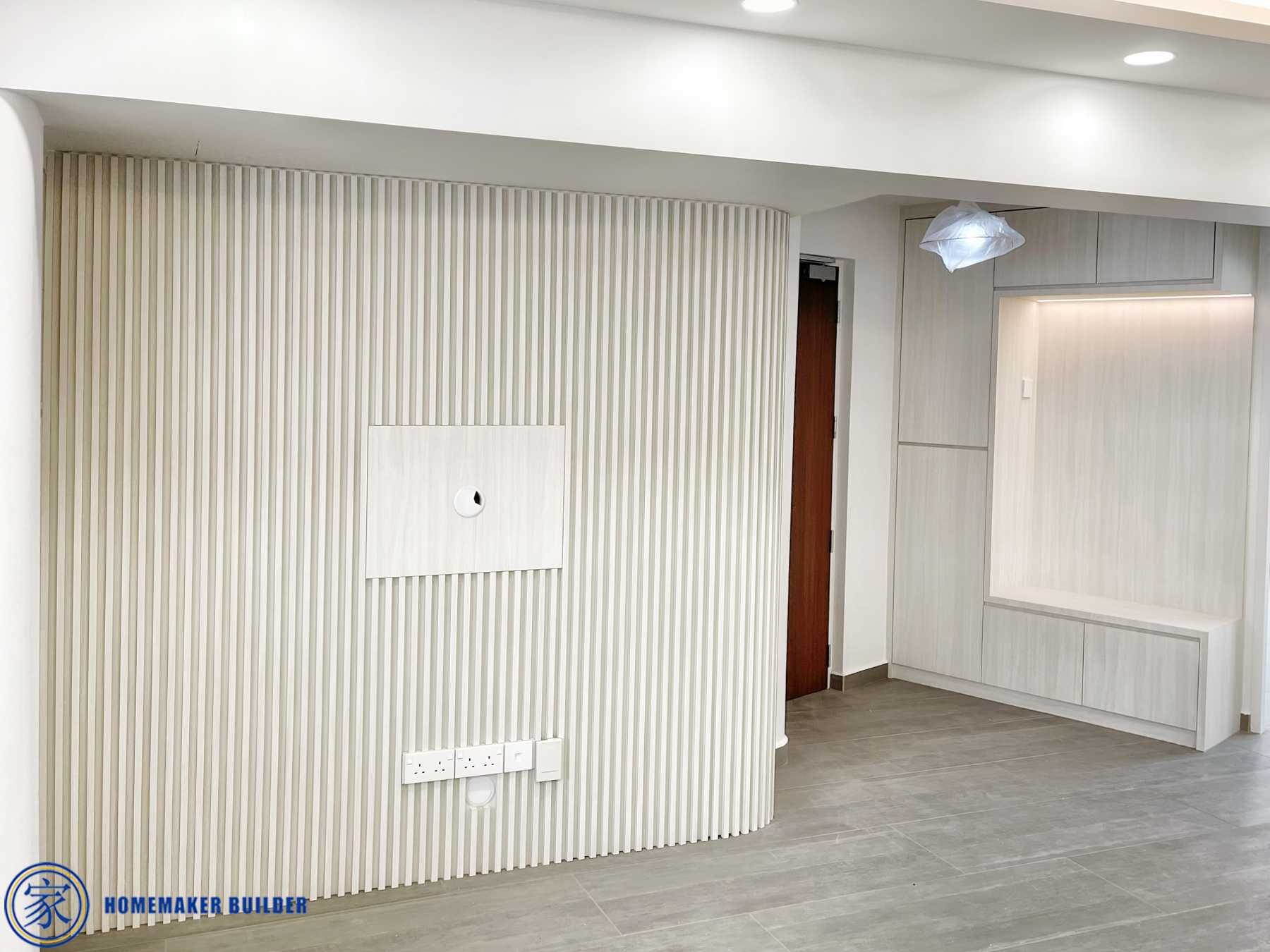 Minimalist Foyer with Homogeneous Tiles and Panelling