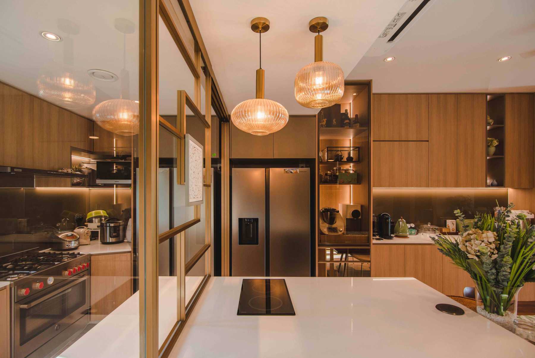 Contemporary Kitchen with Countertop and Homogeneous Tiles