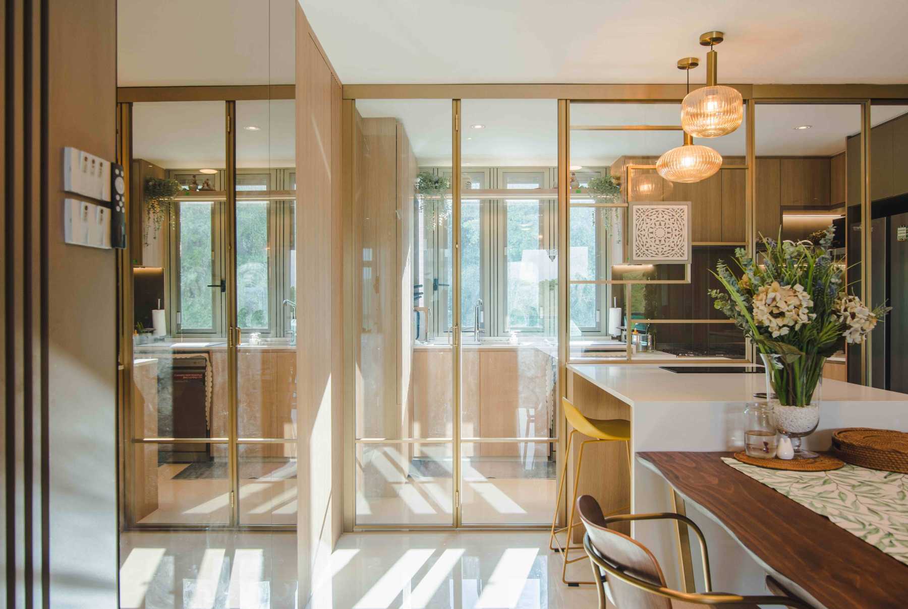 Contemporary Kitchen with Countertop and Homogeneous Tiles