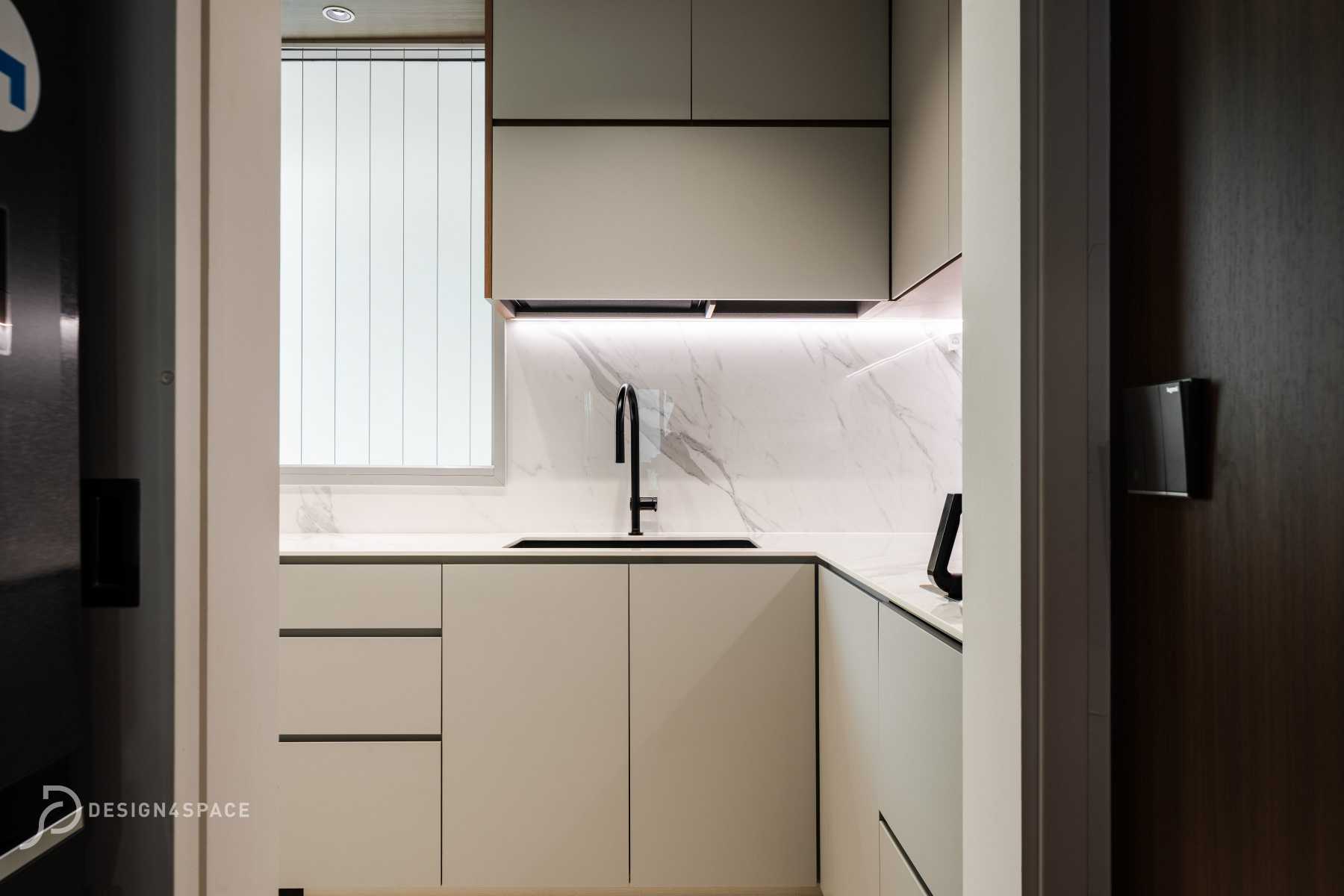 Modern Kitchen with Homogeneous Tiles and Herringbone Tiling